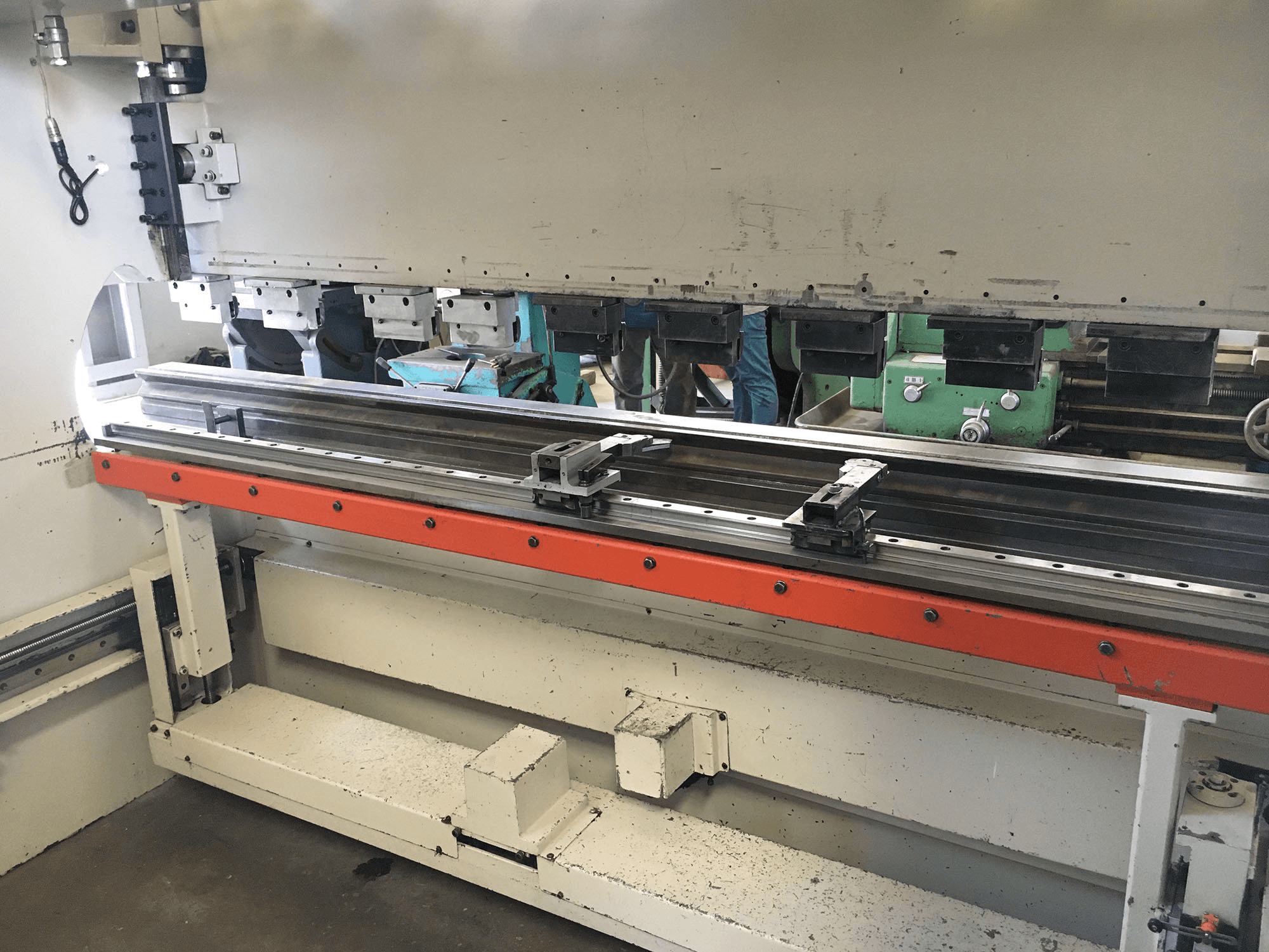 ERMAKSAN CNC HAP 3100x80 Mašinos darbo patalpa