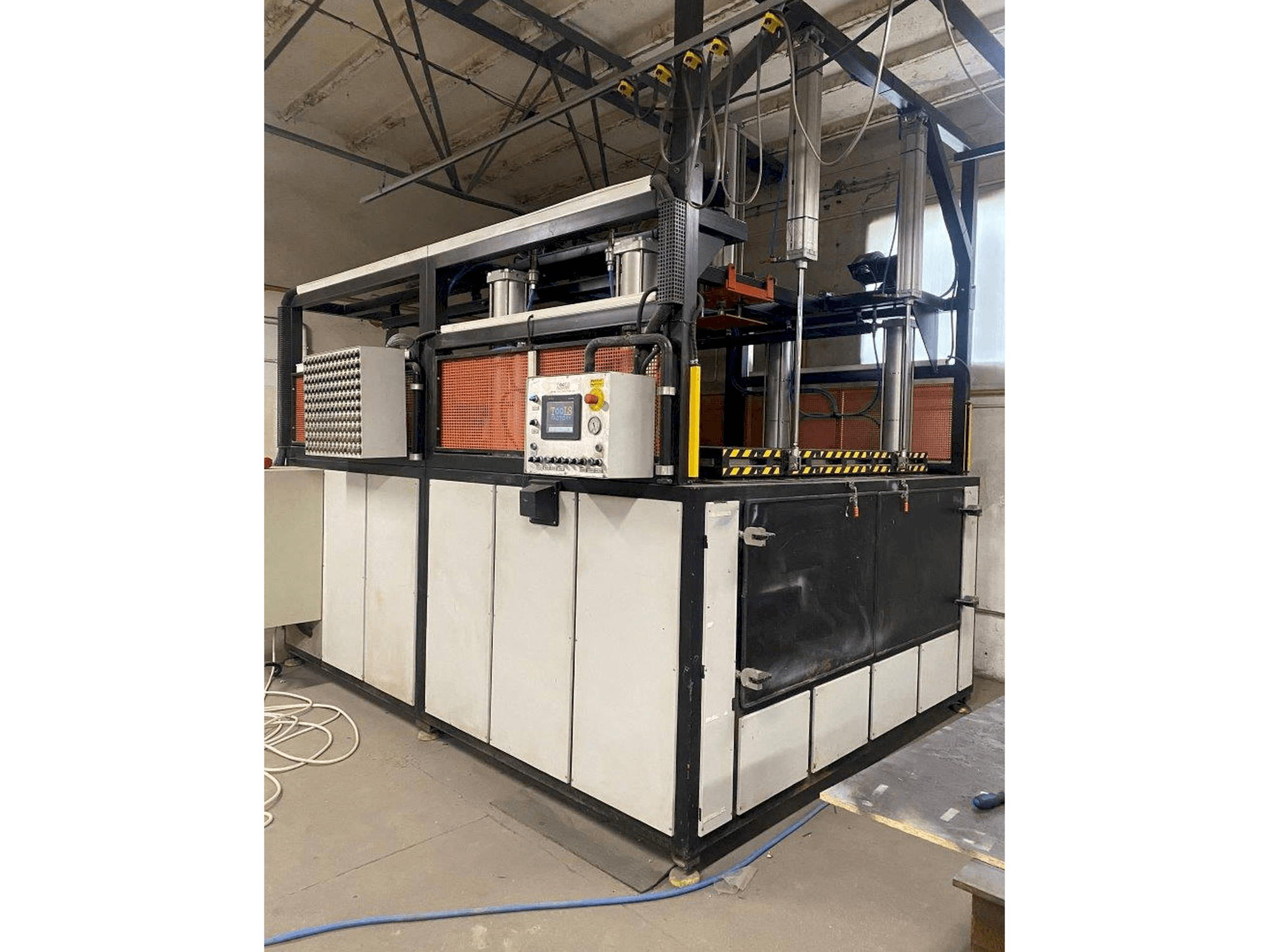 Tools Factory Millenium 300 Mašinos vaizdas iš priekio