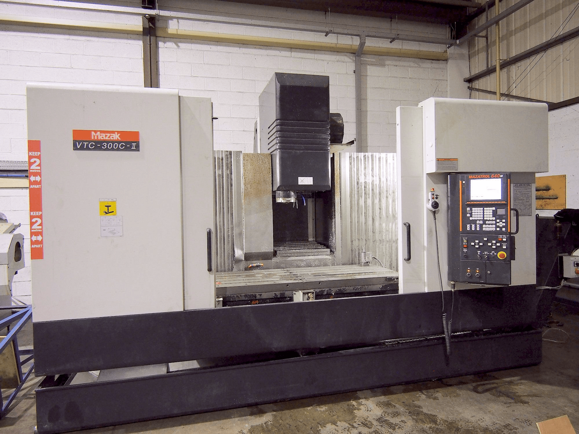 Mazak VTC-300C-II Mašinos vaizdas iš priekio