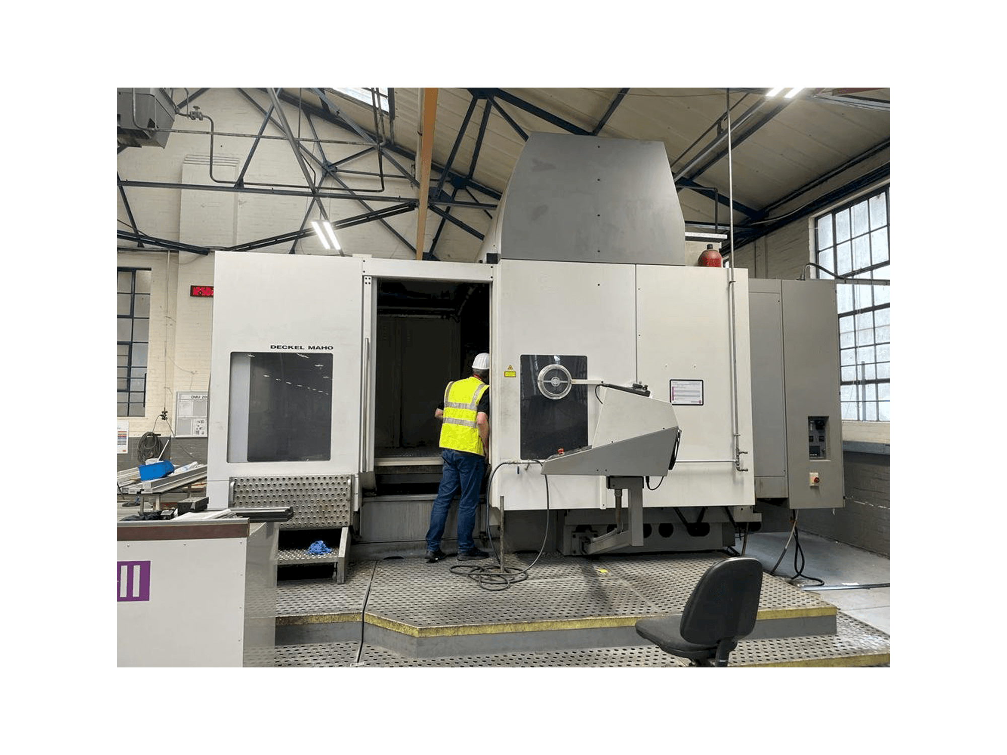 DECKEL MAHO DMU 200T Mašinos vaizdas iš priekio