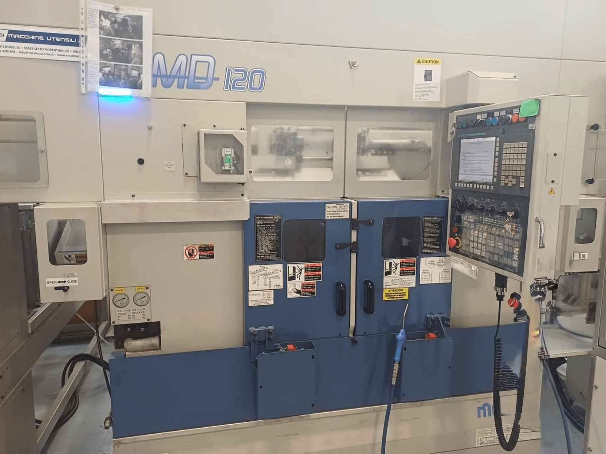 Horizontaliosios tekinimo staklės MURATEC MD 120, priekinis vaizdas, kuriame matomas valdymo skydelis, durelės ir manometrai.