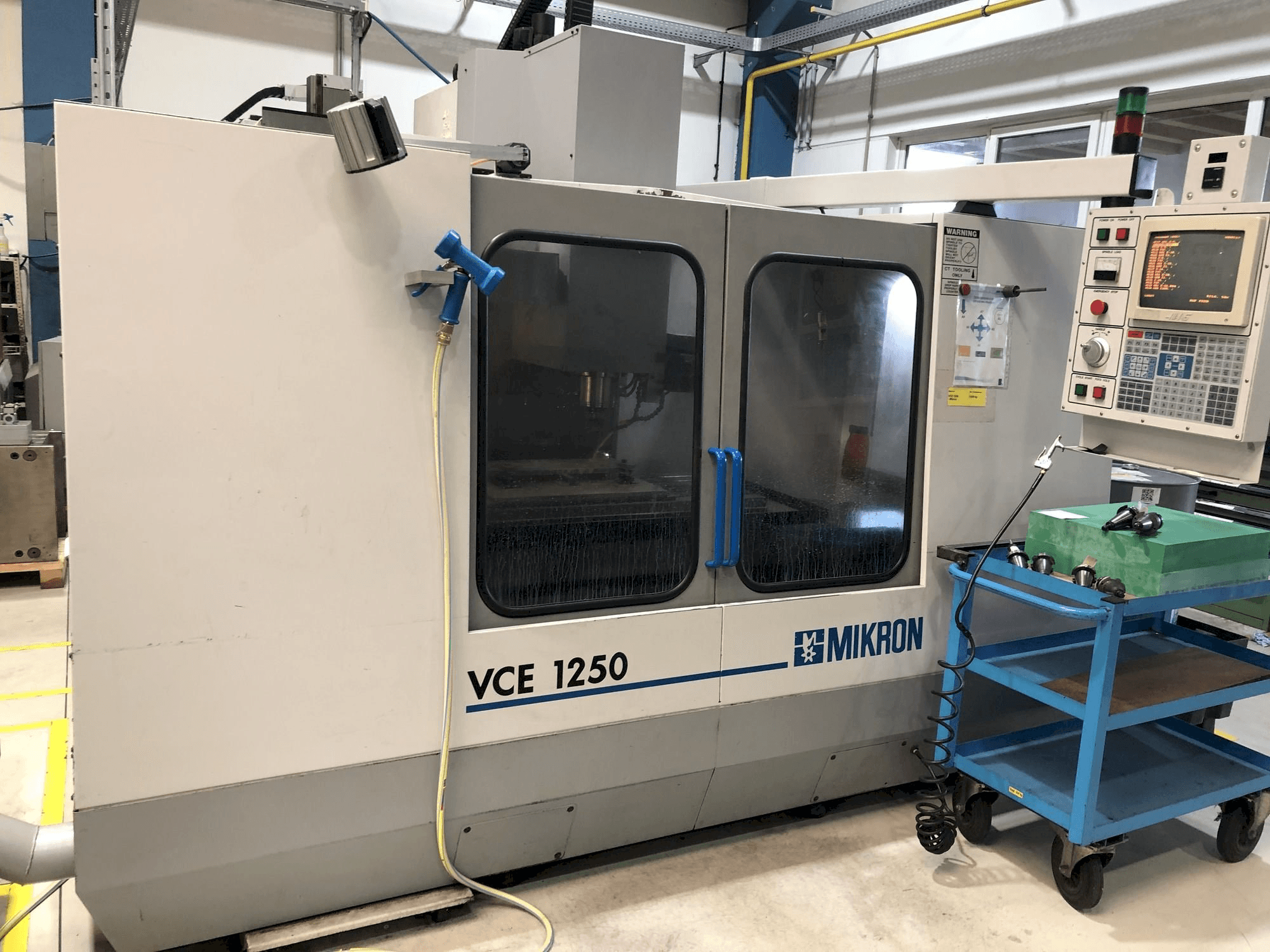 MIKRON VCE 1250 Mašinos vaizdas iš priekio