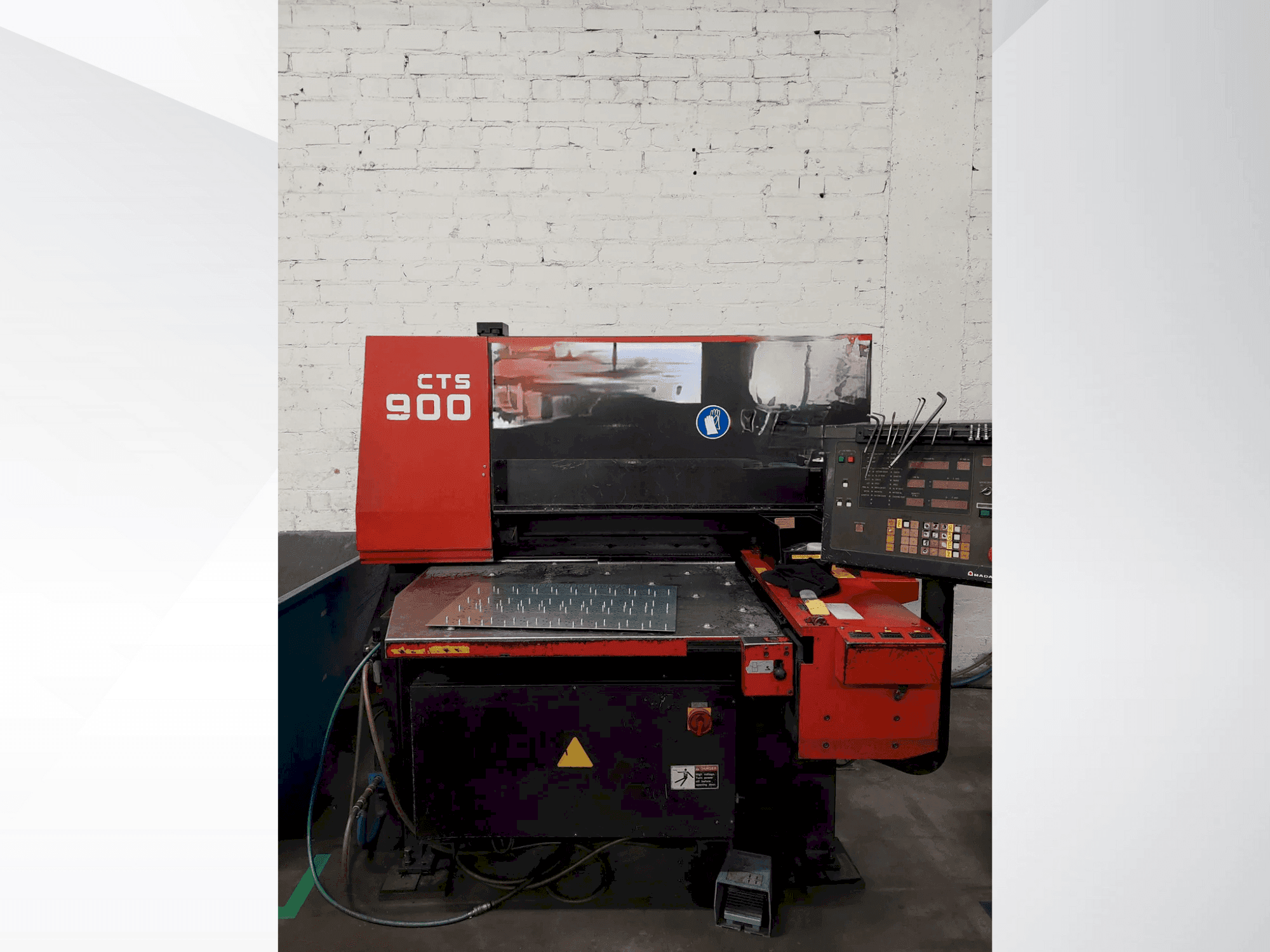 AMADA CTS-900 Mašinos vaizdas iš priekio