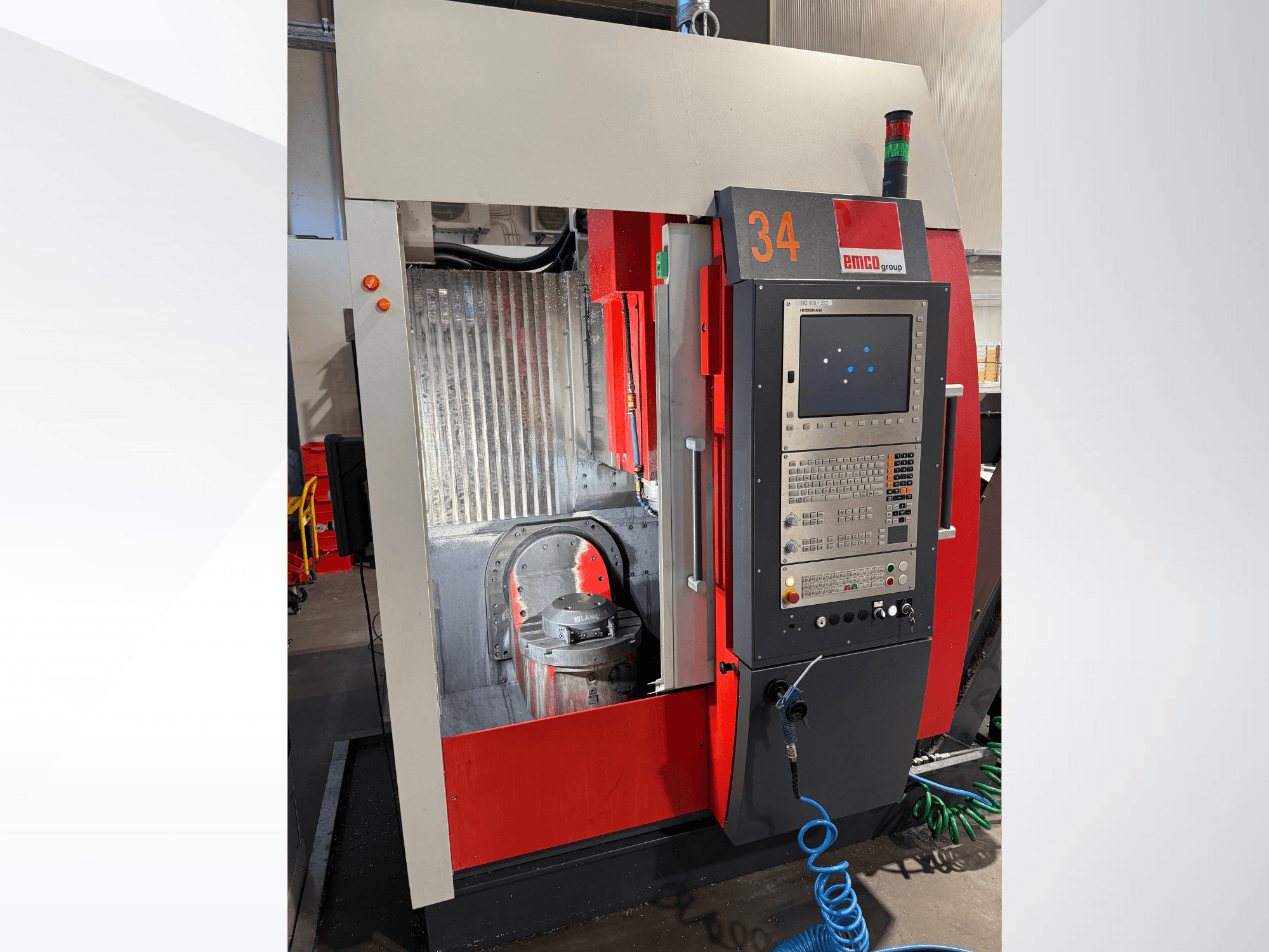 EMCO MAXXMILL 350 vertikalaus apdirbimo centro priekinis vaizdas, kuriame matyti valdymo skydelis ir frezavimo galvutės detalės.