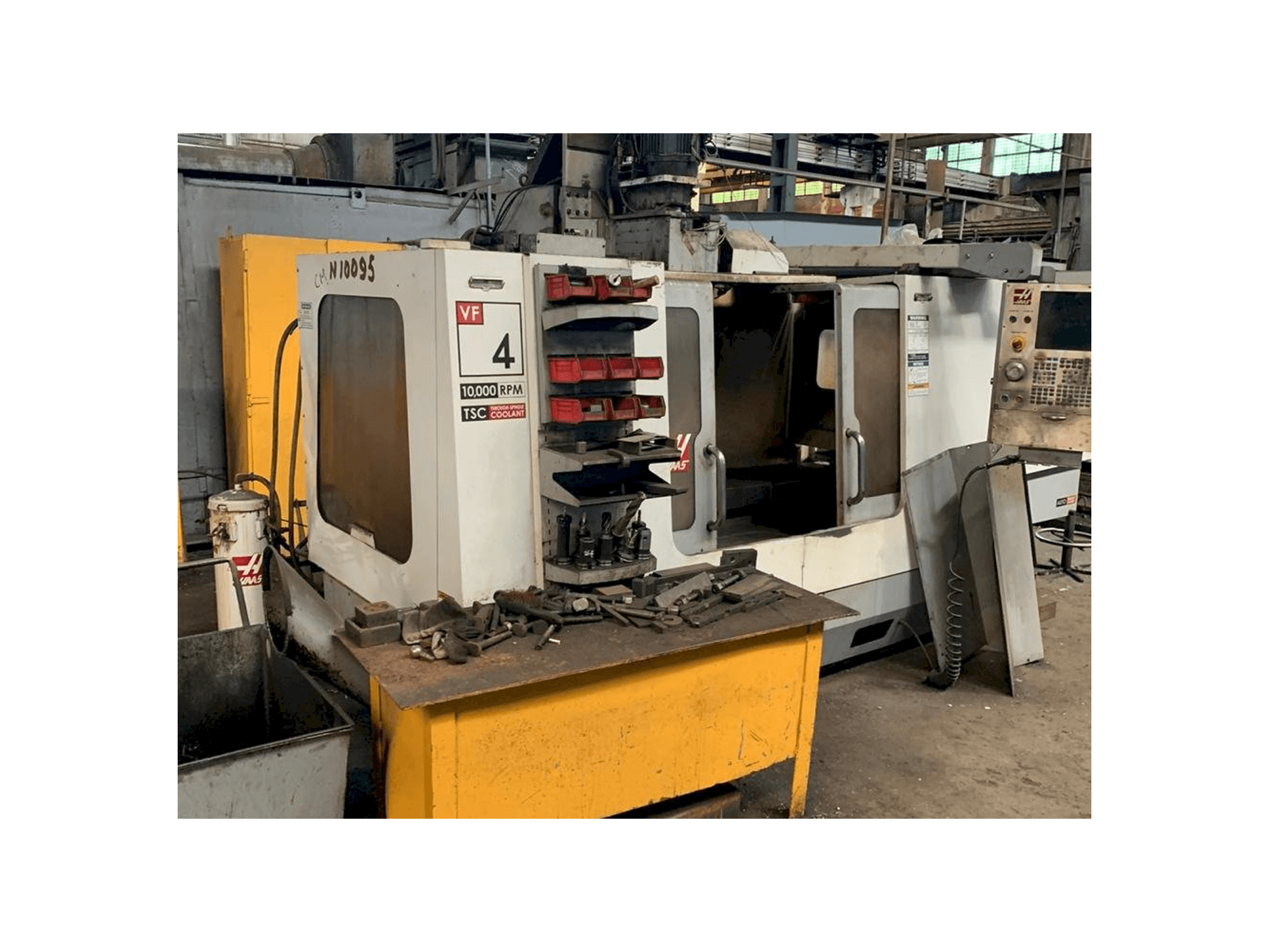 HAAS VF-4 Mašinos vaizdas iš priekio