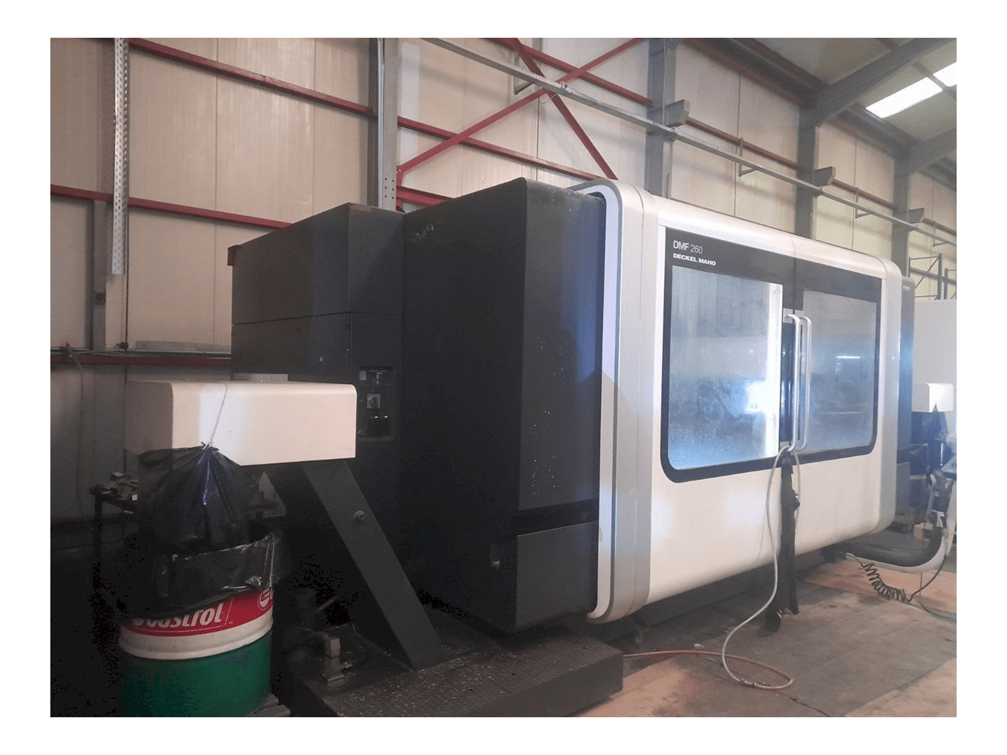 DECKEL MAHO DMF 260 Mašinos vaizdas iš kairės pusės