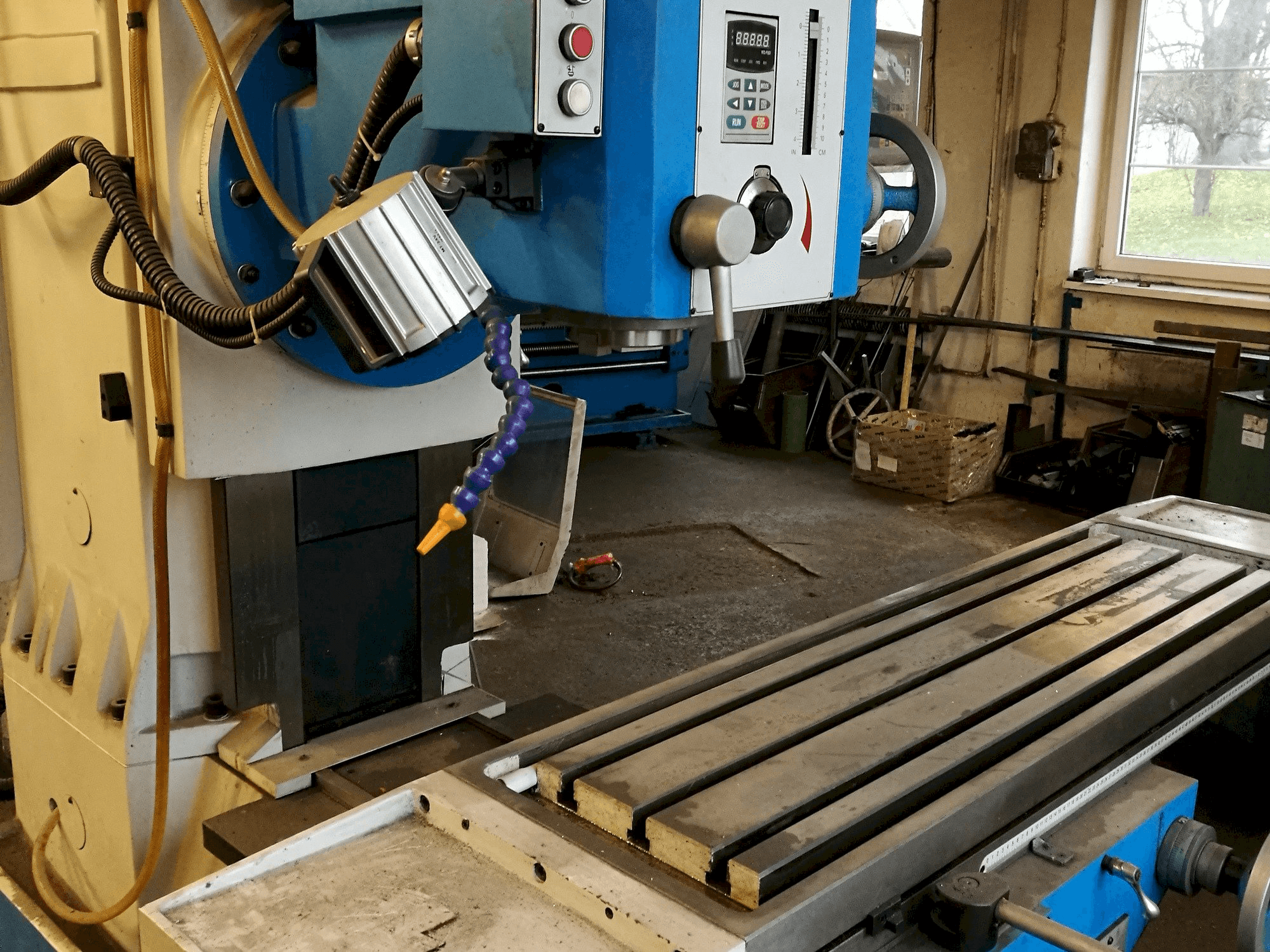 KNUTH KB 1400 Mašinos vaizdas iš priekio