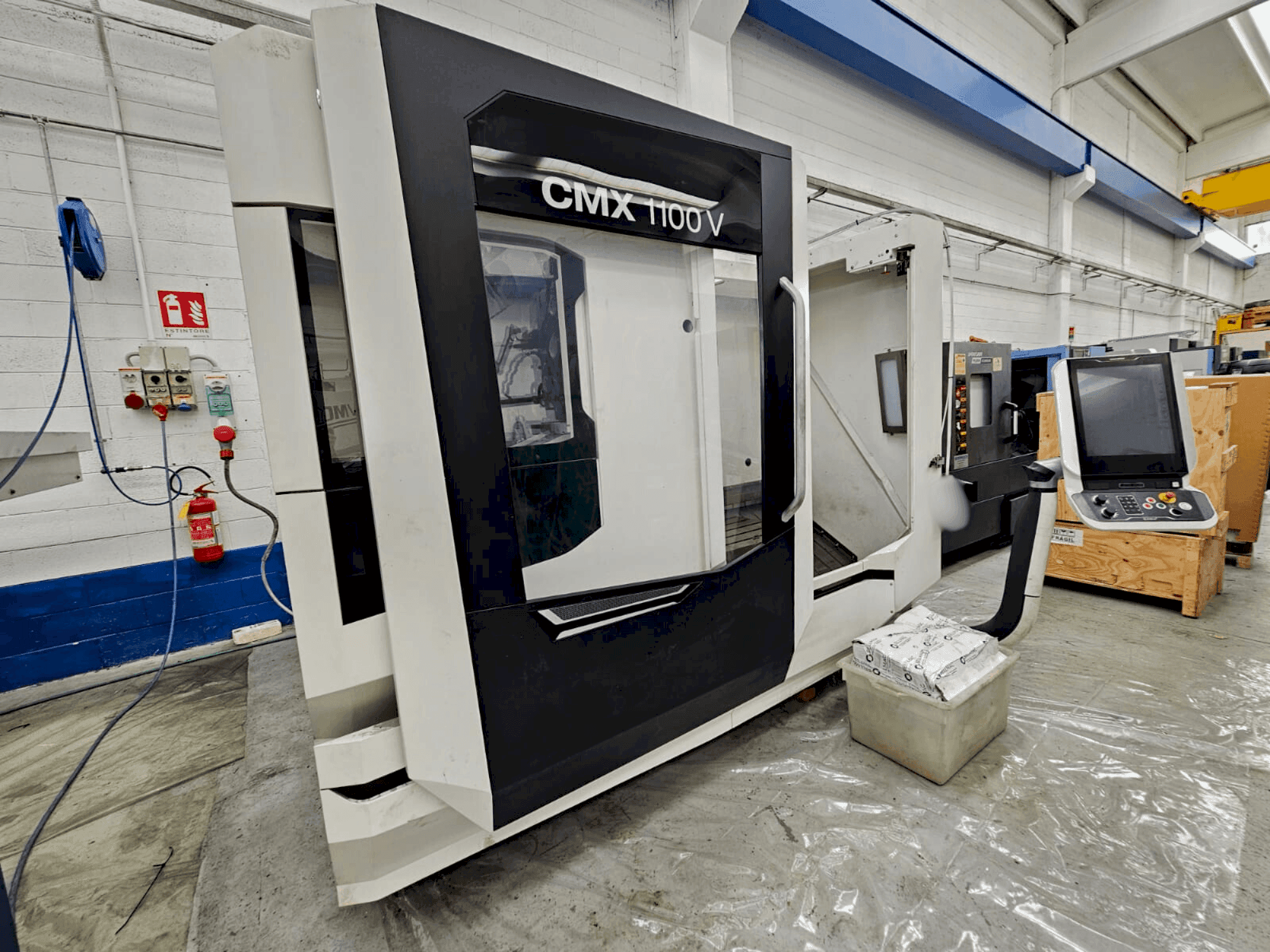 DMG MORI CMX 1100V Mašinos vaizdas iš priekio