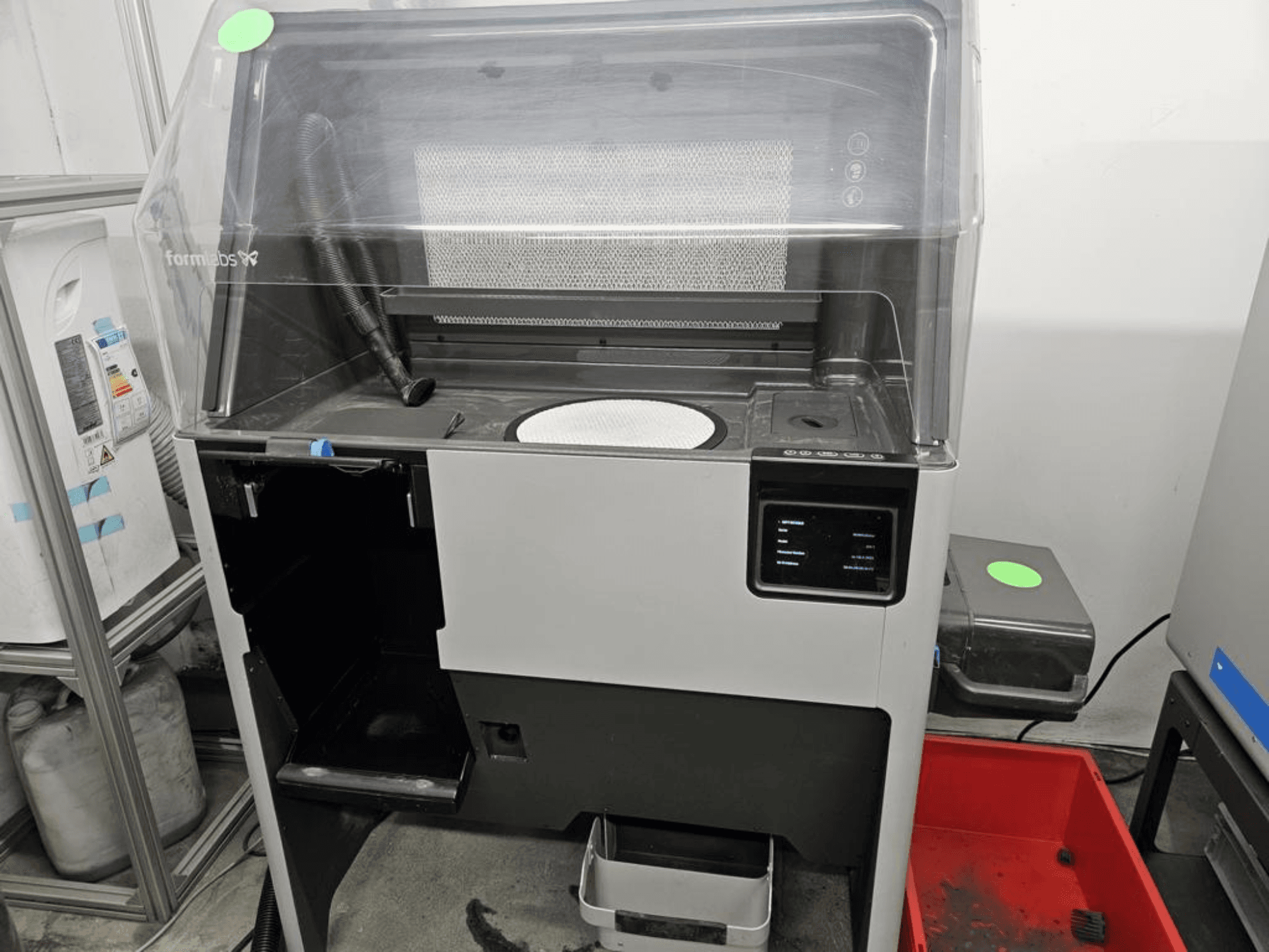 Plastikinis 3D spausdintuvas „FORMLABS Fuse 1 + 30 W“, vaizdas iš priekio, kuriame matomi jutiklinio ekrano valdikliai ir išimamas dėklas.