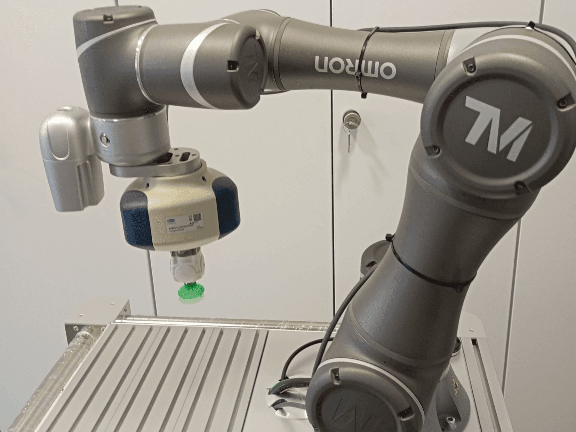 OMRON TM5-700 Mašinos vaizdas iš priekio