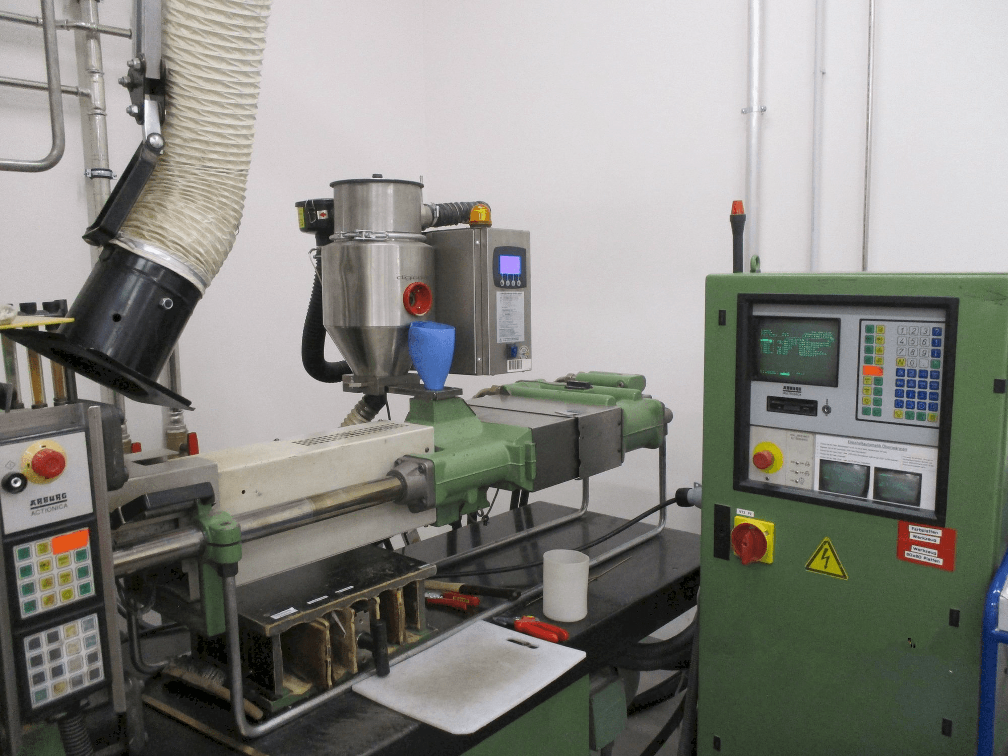 Arburg Allrounder 320 M 750 - 90/90 2K Mašinos vaizdas iš priekio