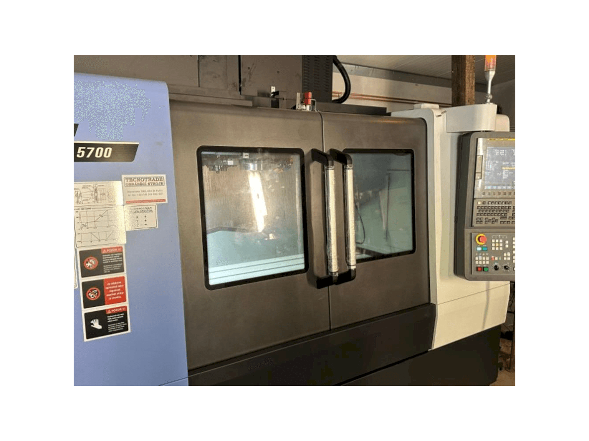 DOOSAN DNM 5700 Mašinos vaizdas iš priekio