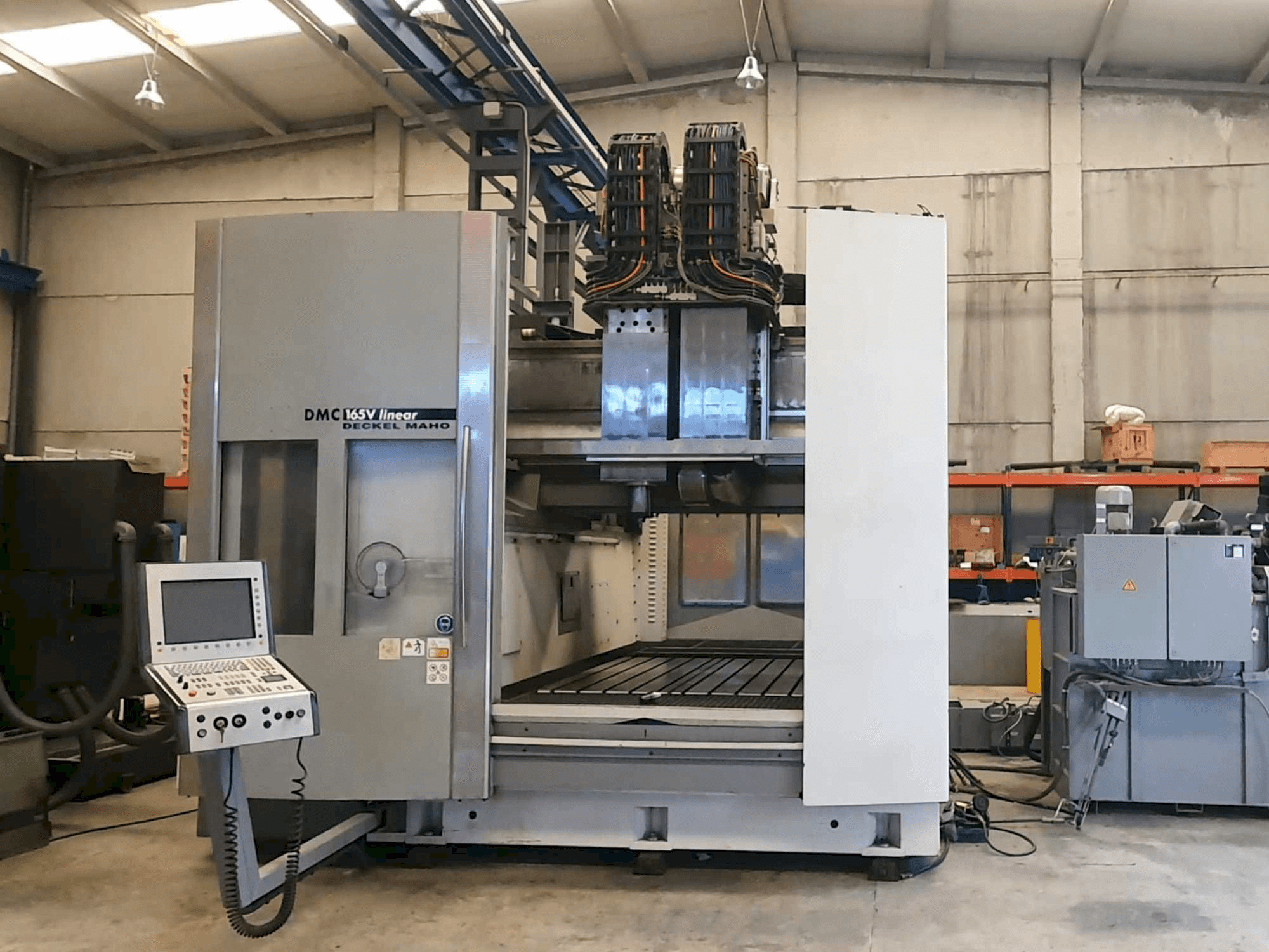 DECKEL MAHO DMC 165V Linear Mašinos vaizdas iš priekio