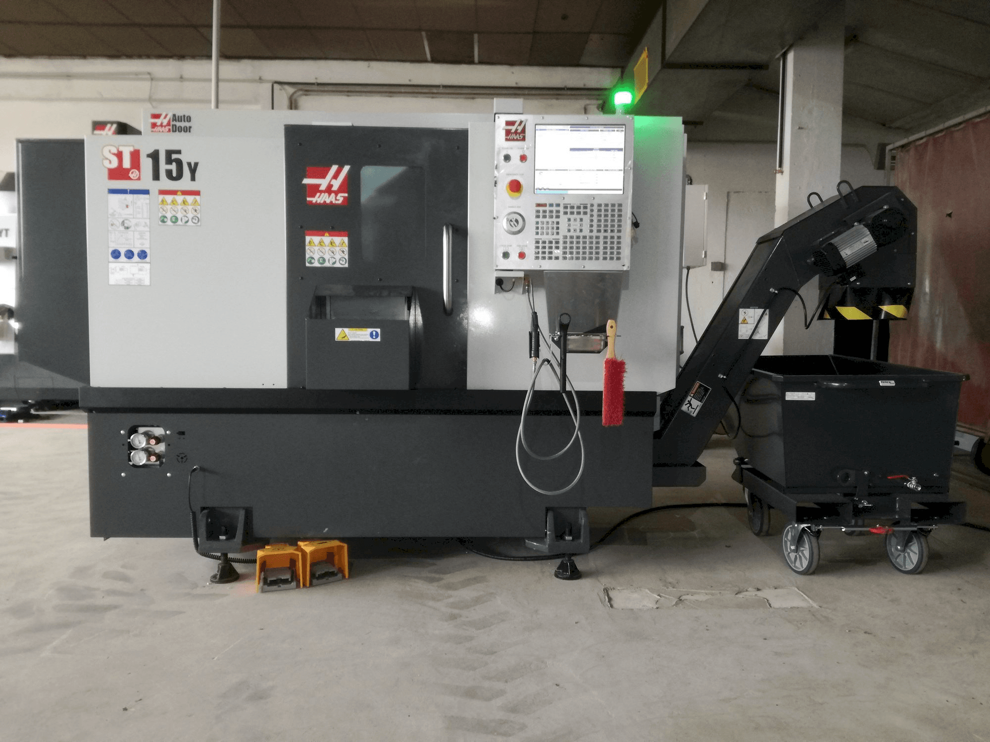 HAAS ST 15y Mašinos vaizdas iš priekio