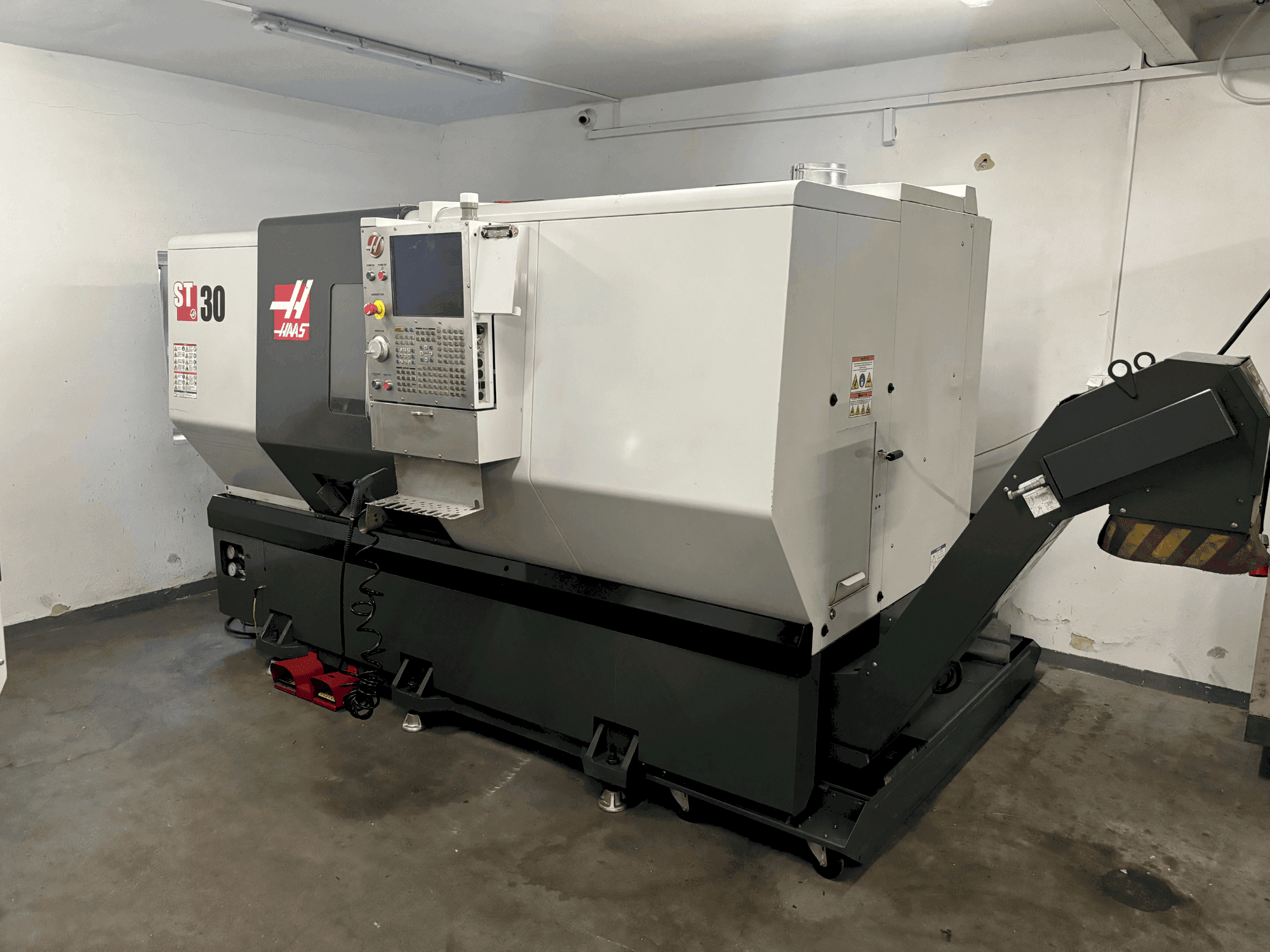 HAAS ST-30 Mašinos vaizdas iš priekio