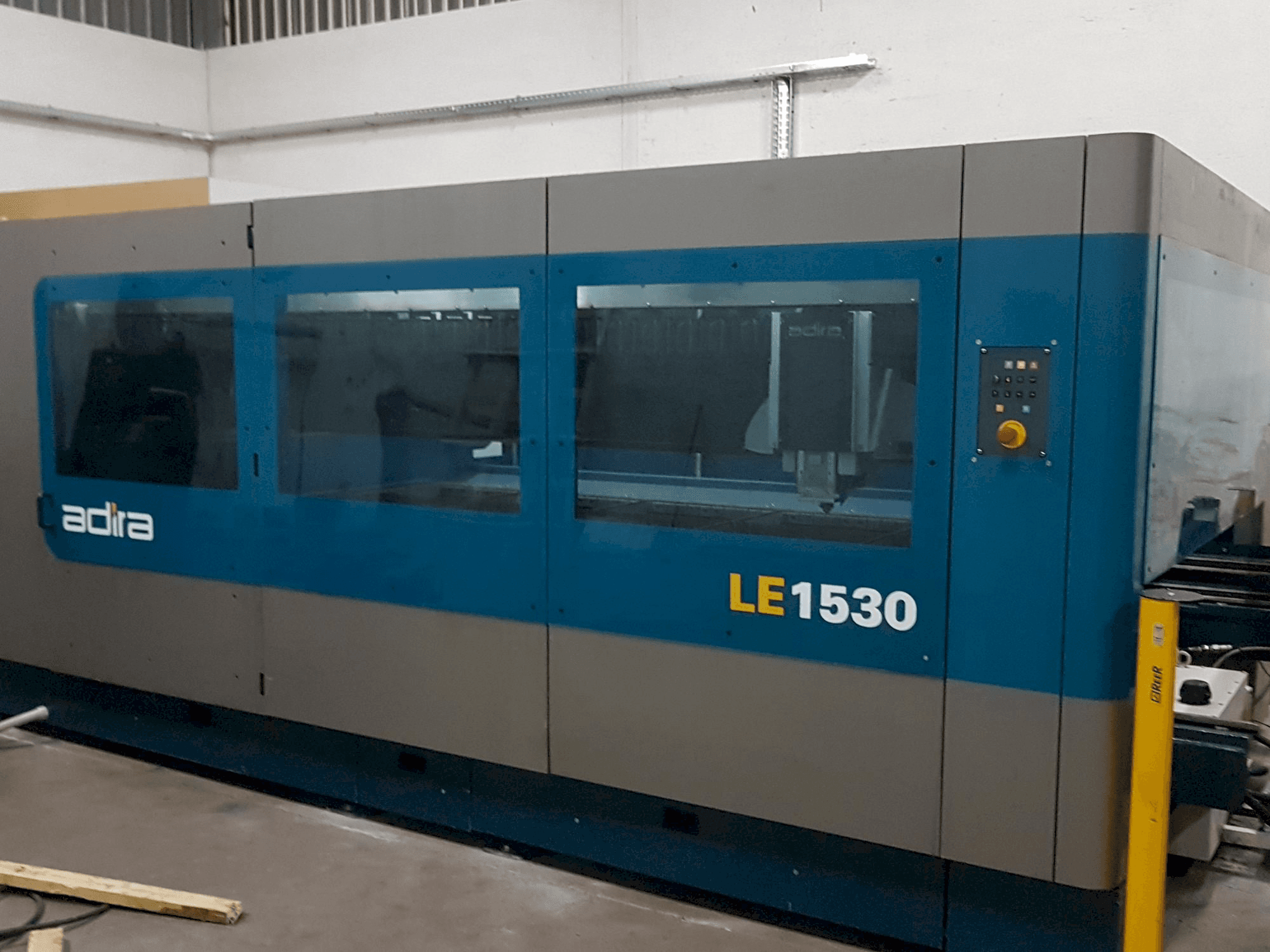 ADIRA Le1530 Mašinos vaizdas iš priekio