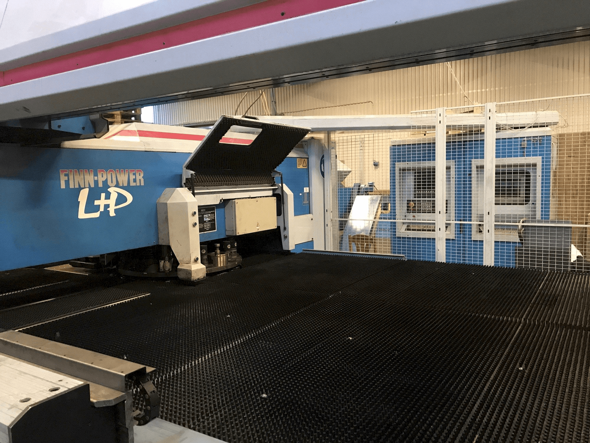 Finn-Power LP6 Mašinos vaizdas iš priekio