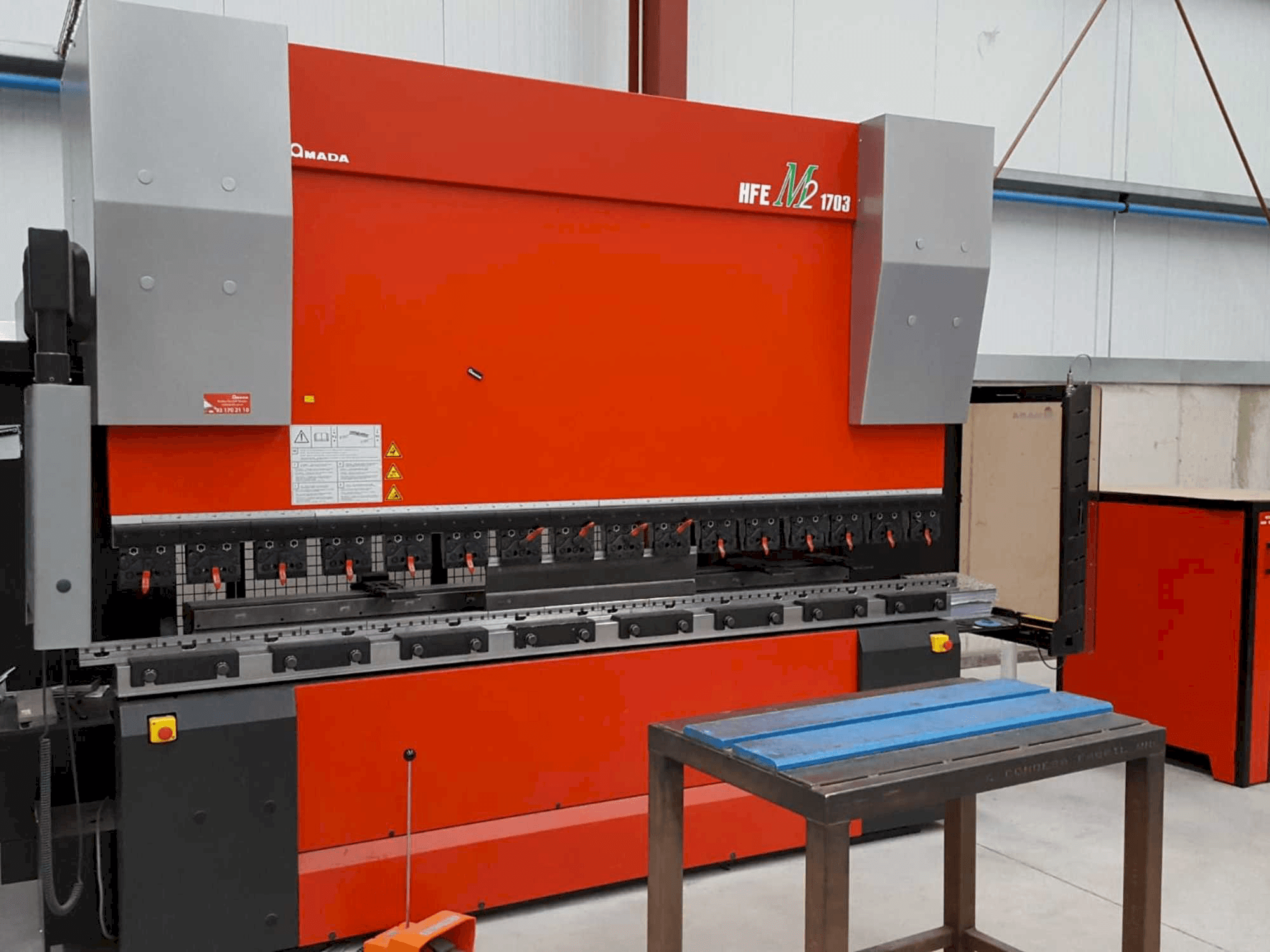 AMADA HFE M2-EVO 1703 Mašinos vaizdas iš priekio