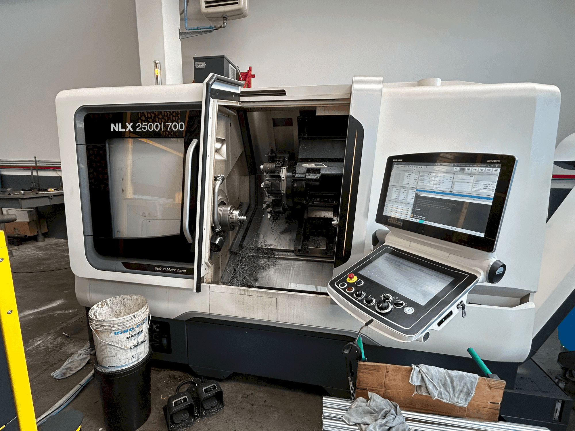 DMG MORI NLX 2500 Y / 700 Mašinos vaizdas iš priekio