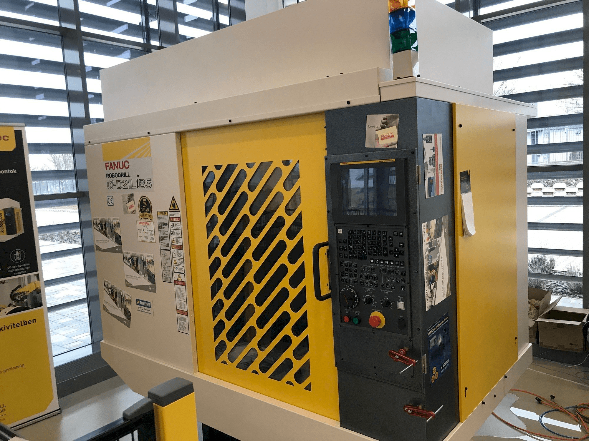 FANUC Robodrill Alpha D21LIB5 Mašinos vaizdas iš priekio