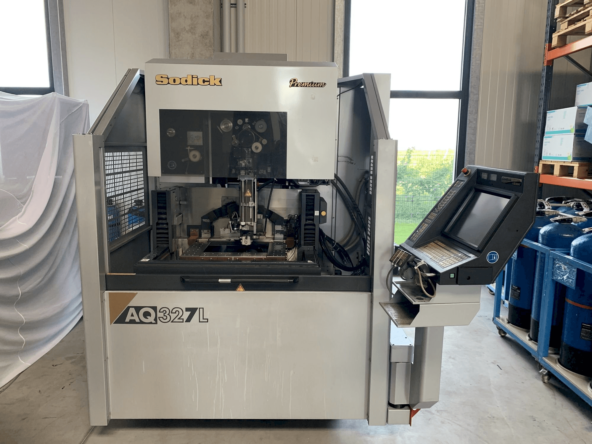 Sodick AQ327L Mašinos vaizdas iš priekio