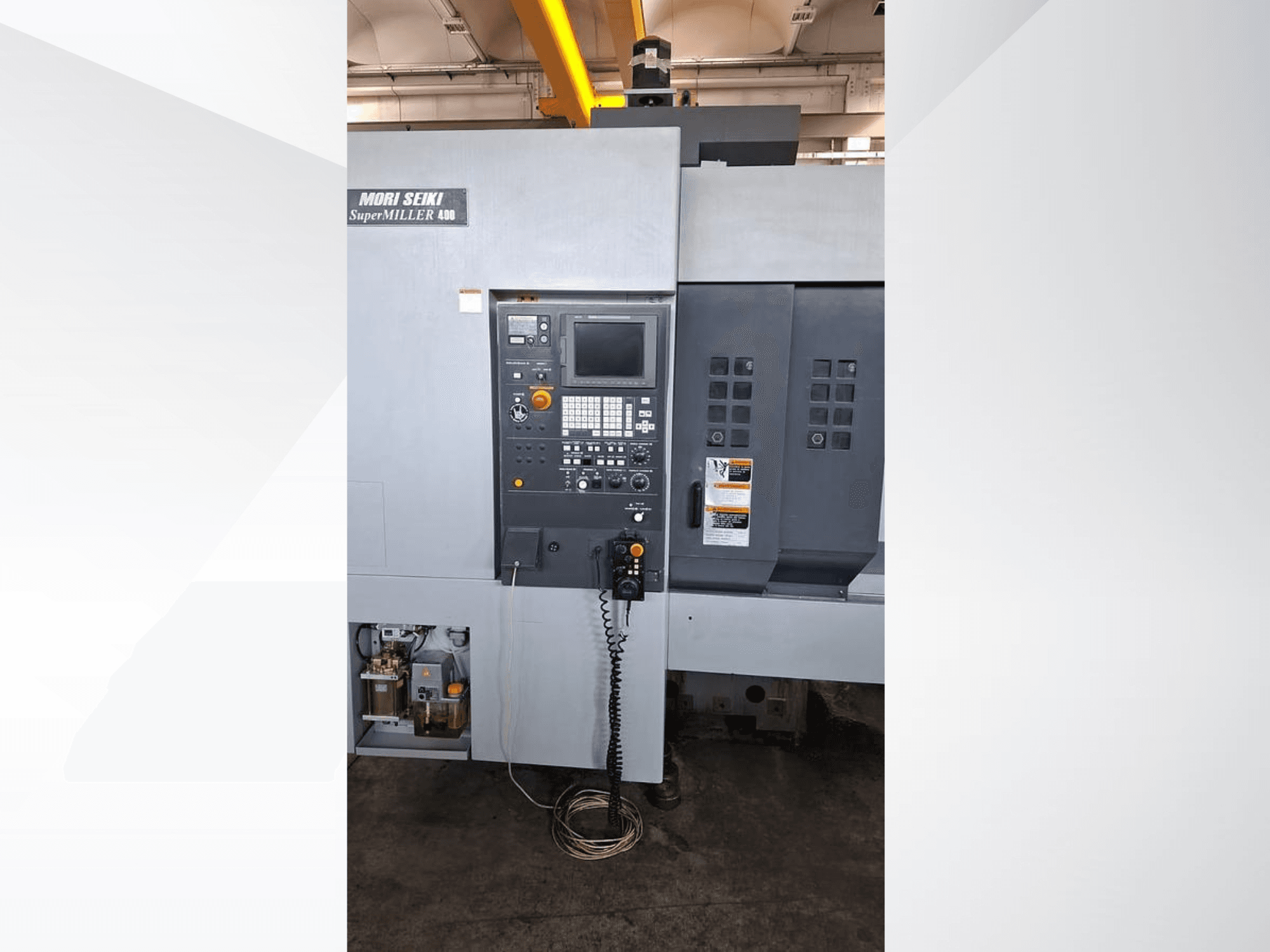 MORI SEIKI ZV 400 SUPER MILLER vertikalusis apdirbimo centras, priekinis vaizdas, kuriame matyti valdymo skydelis ir valdymo mygtukai.