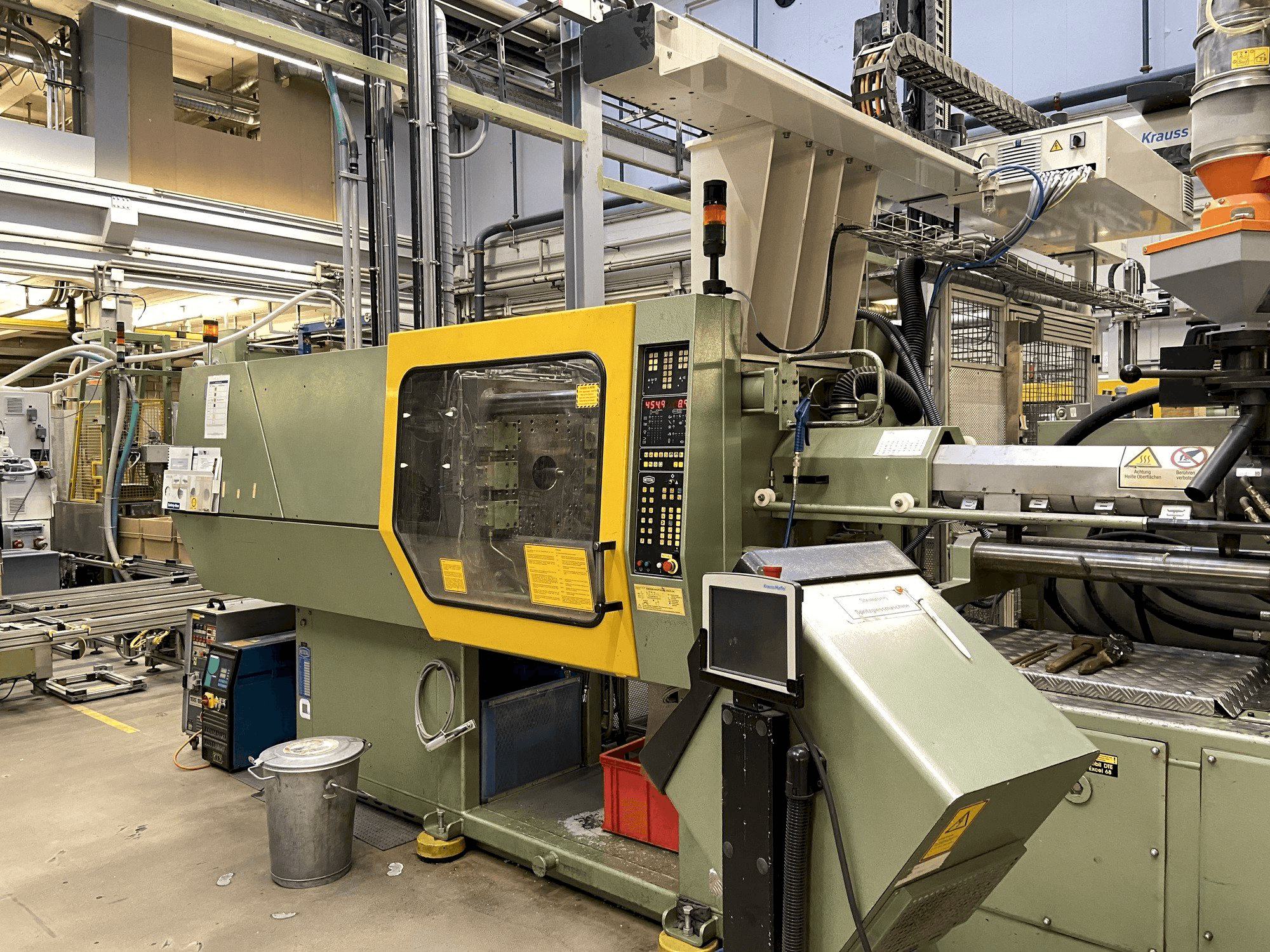 Netstal Synergy 1500K/460 Mašinos vaizdas iš priekio