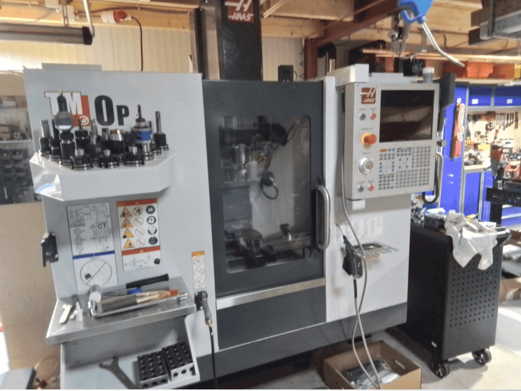 HAAS TM-0P Mašinos vaizdas iš priekio