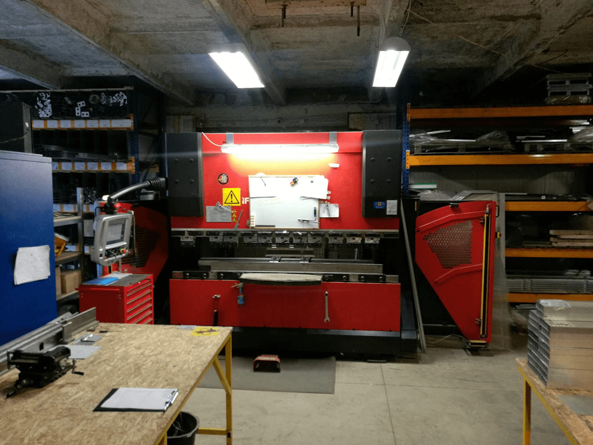 AMADA HFP 80-25 Mašinos vaizdas iš priekio