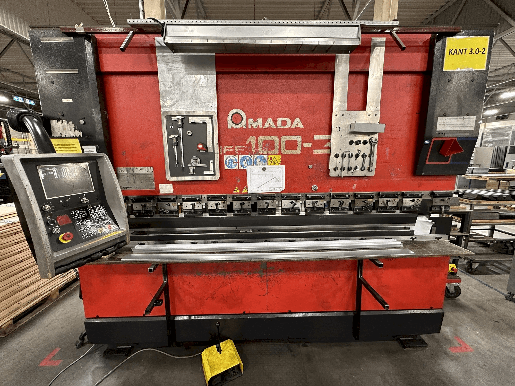 AMADA HFE 100-3 Mašinos vaizdas iš priekio