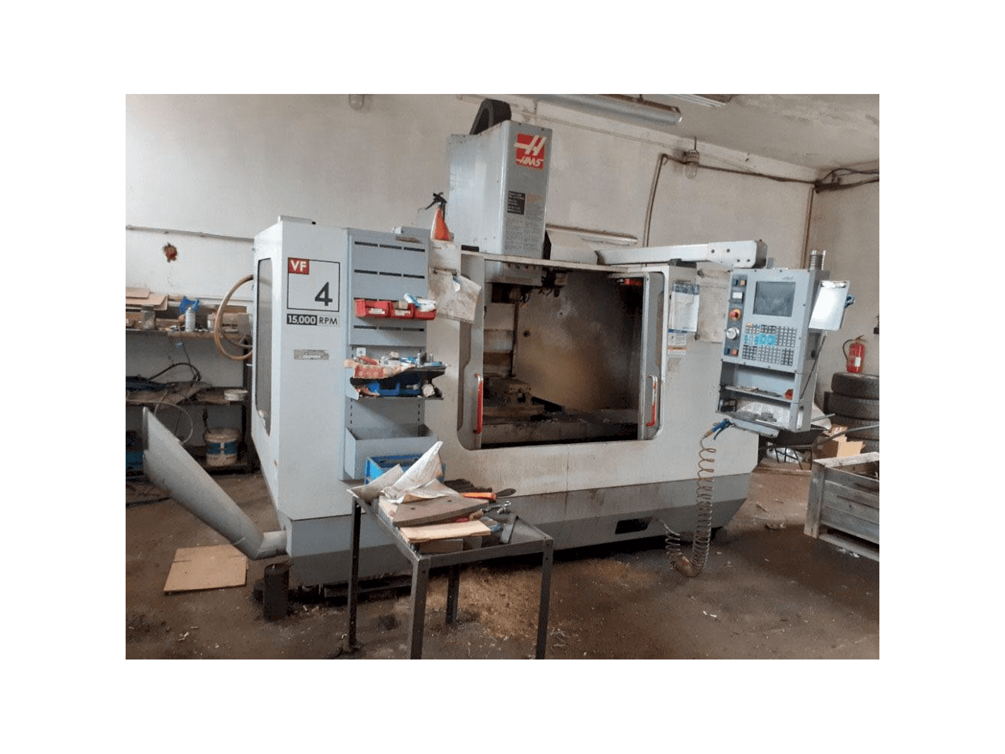 HAAS VF-4 DHE Mašinos vaizdas iš priekio