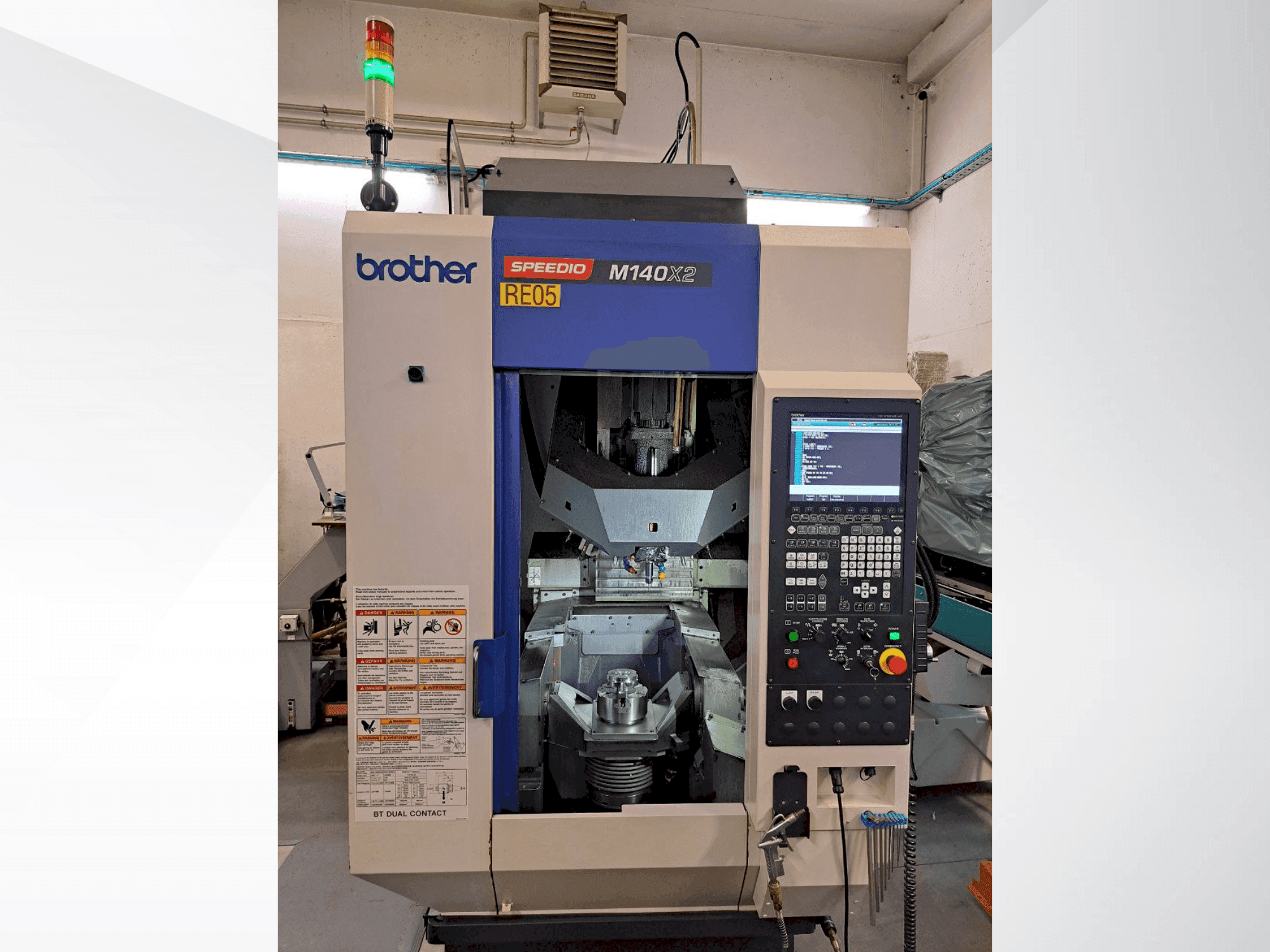 Brother SPEEDIO M140X2 Mašinos vaizdas iš priekio