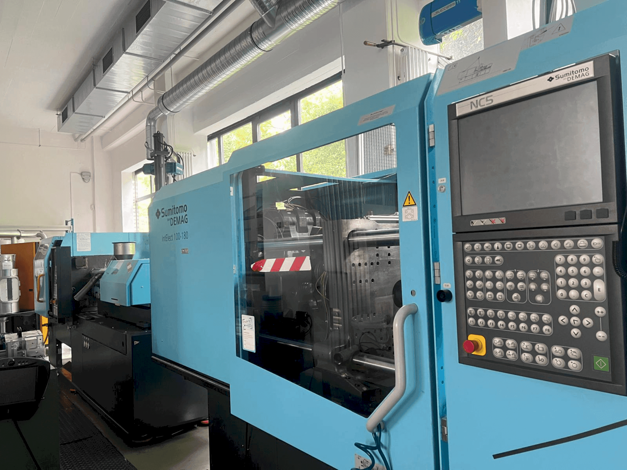 SUMITOMO SHI DEMAG IntElect 100/470-180 Mašinos vaizdas iš priekio