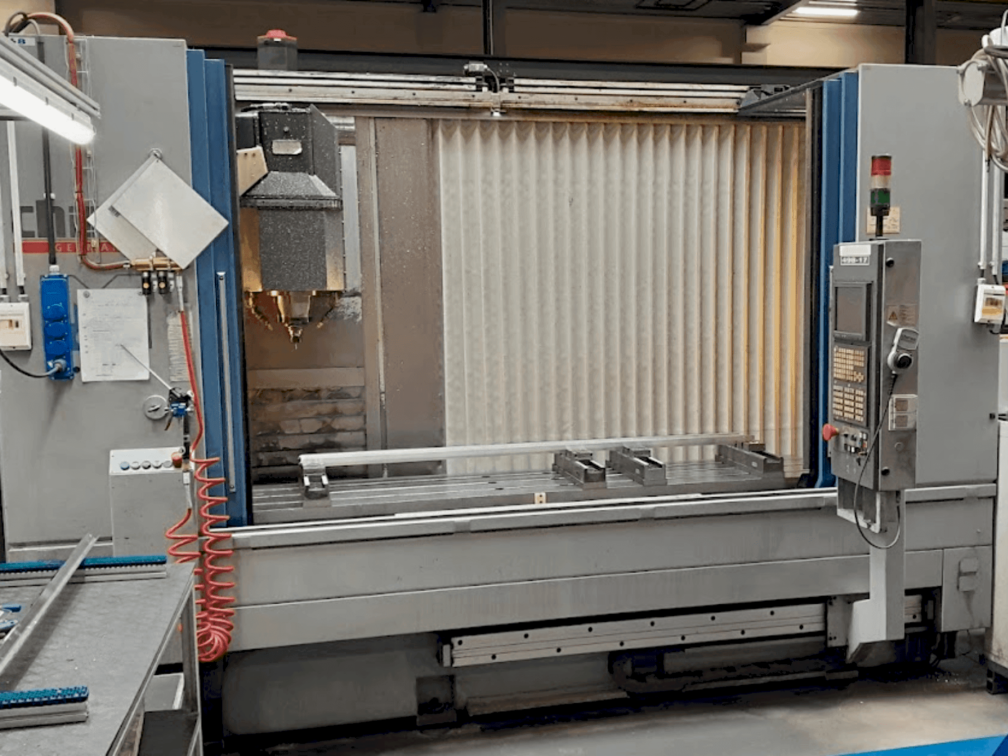 CHIRON MILL 2000 Mašinos vaizdas iš priekio