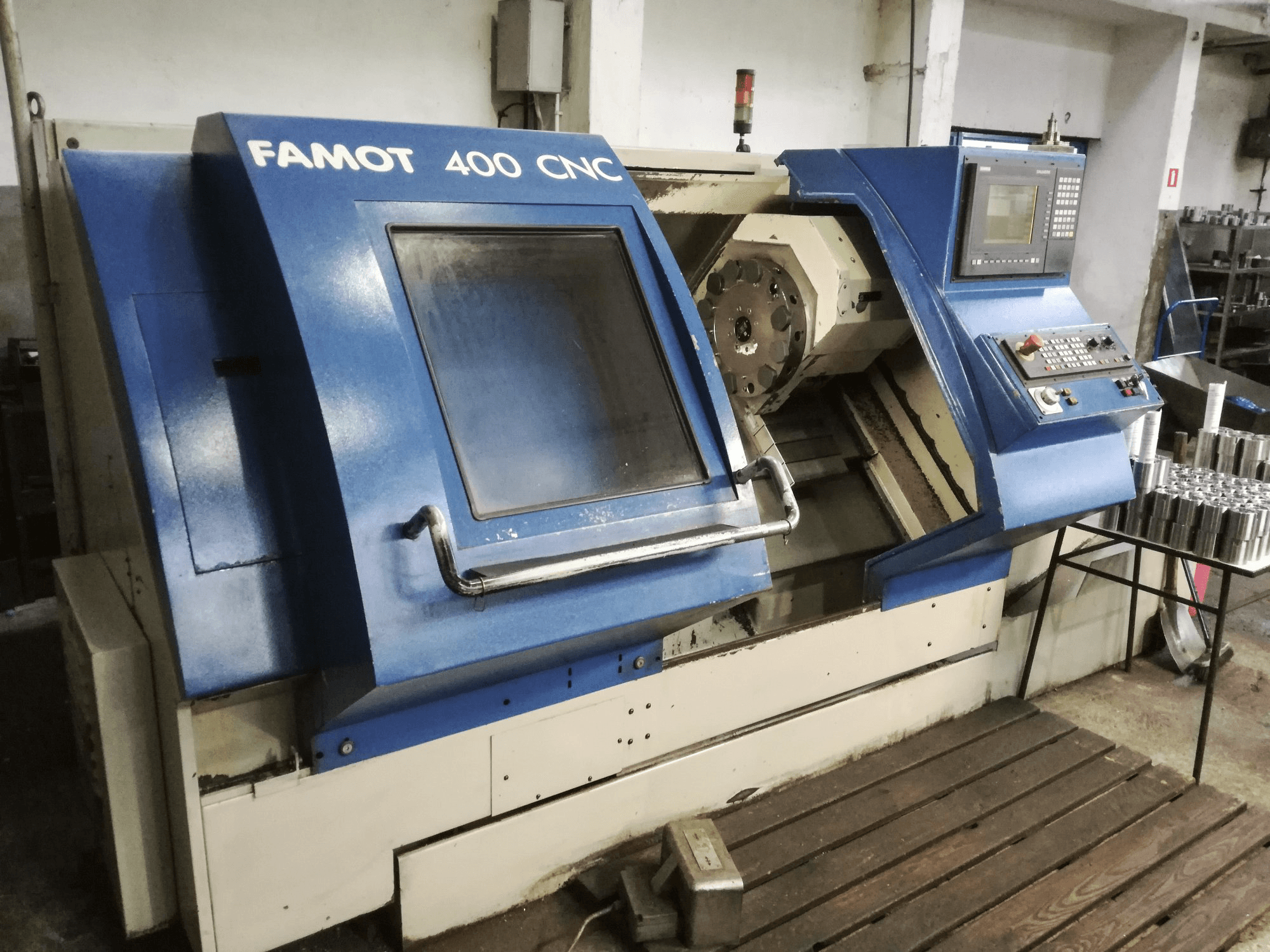FAMOT CNC 400 Mašinos kairės pusės vaizdas
