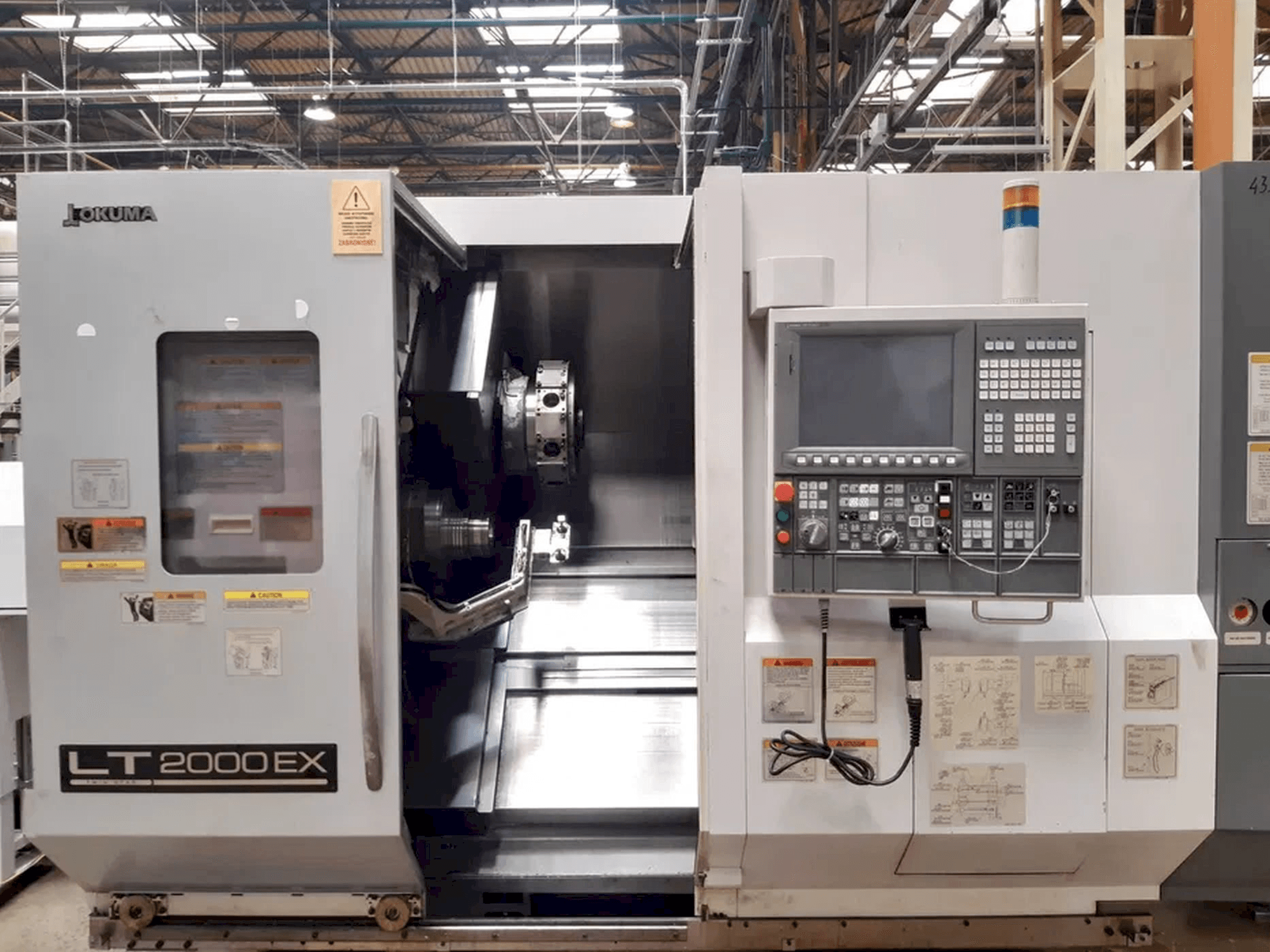 Okuma LT2000 EX Mašinos vaizdas iš priekio