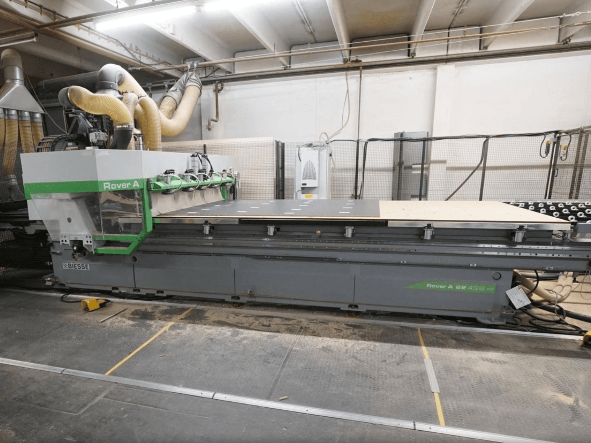 CNC medžio apdirbimo centras „BIESSE Rover A FT 2243“, vaizdas iš priekio, turi didelį darbo stalą ir įrankių tvirtinimo sistemą.