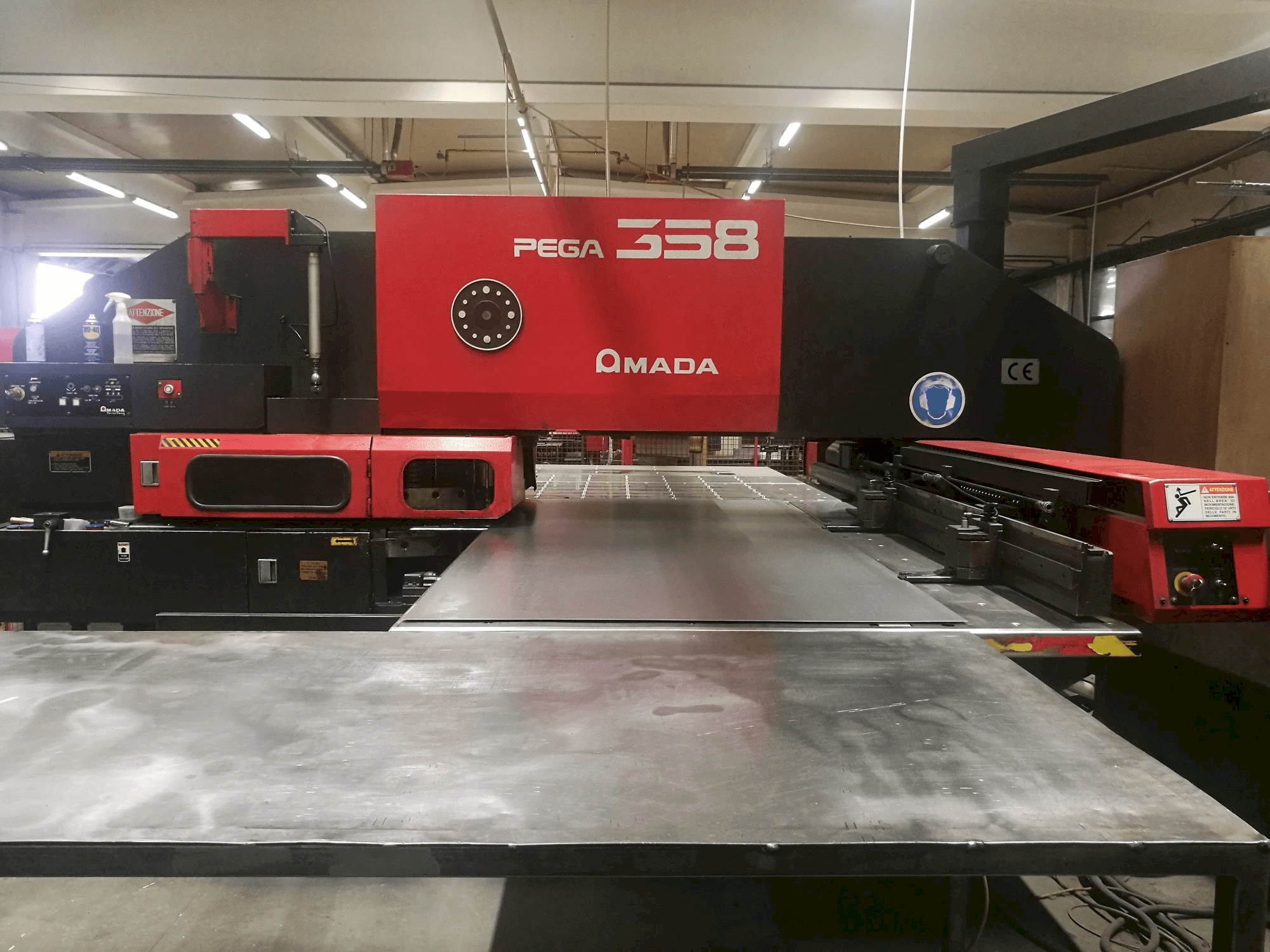 AMADA PEGA 358 Mašinos vaizdas iš priekio