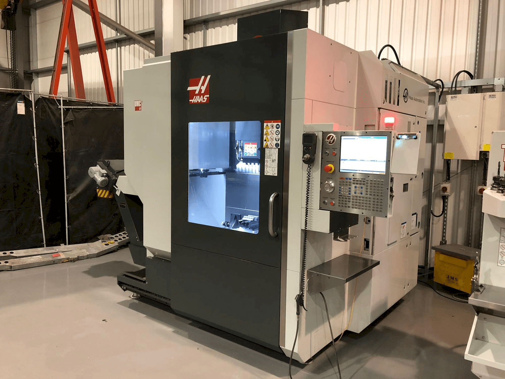 HAAS UMC - 750 Mašinos vaizdas iš priekio