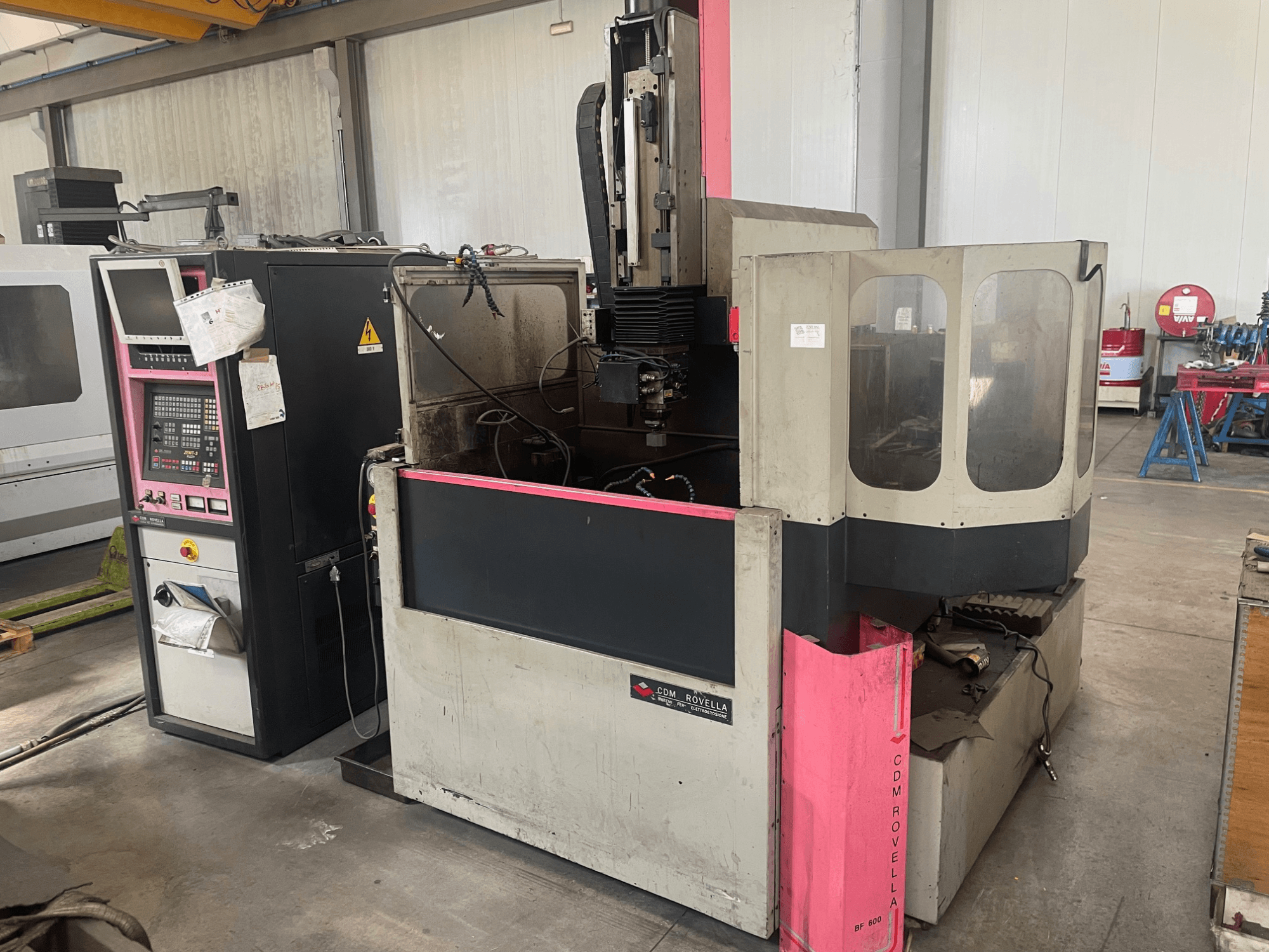 CDM Rovella BF 800 apdirbimo centras, šoninis vaizdas, kuriame matomas valdymo skydelis, dulkių dangtis ir pramoninis nustatymas.