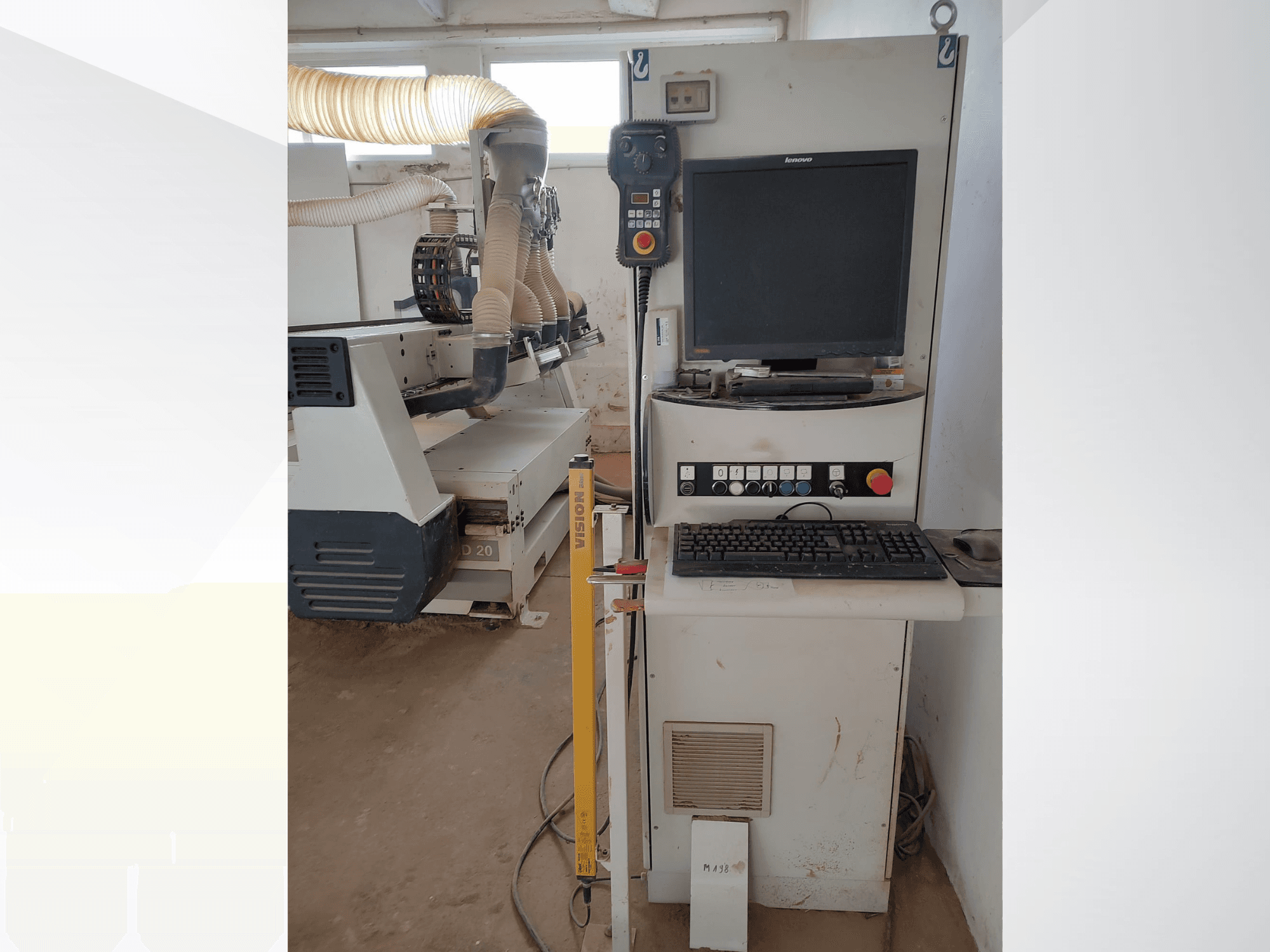 CNC maršrutizatorius SCM ACCORD 20 dirbtuvėse, vaizdas iš priekio, matomas valdymo skydelis, monitorius ir dulkių nusiurbimo sistema.