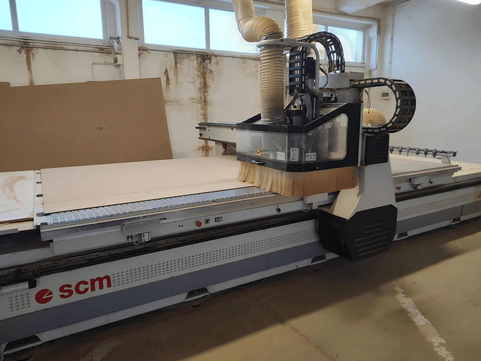 SCM ACCORD 20 CNC maršrutizatorius iš priekio, pjovimo galvutė ir didelis darbo stalas, idealiai tinkantis medžio apdirbimo užduotims.