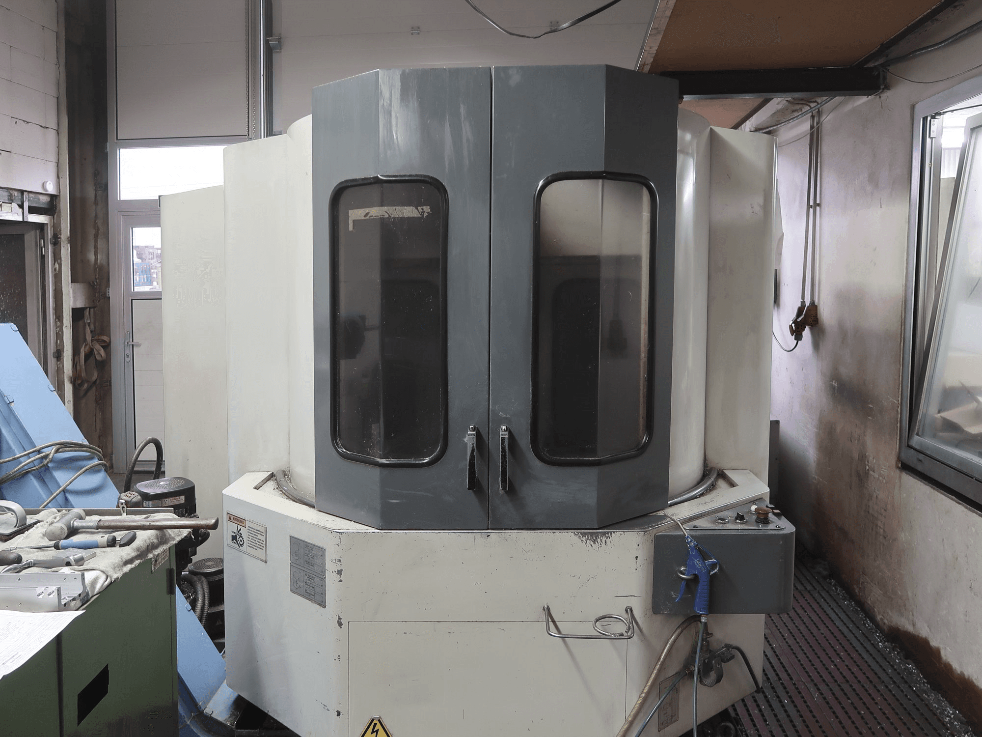 Mazak HTC-400 Mašinos vaizdas iš priekio