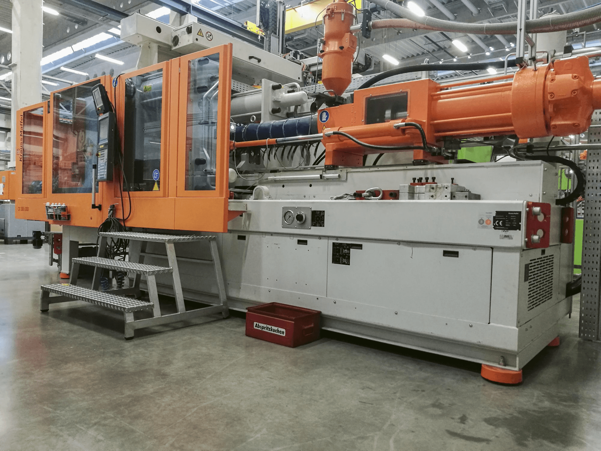 Krauss Maffei 300-2000 CX Mašinos dešinės pusės vaizdas