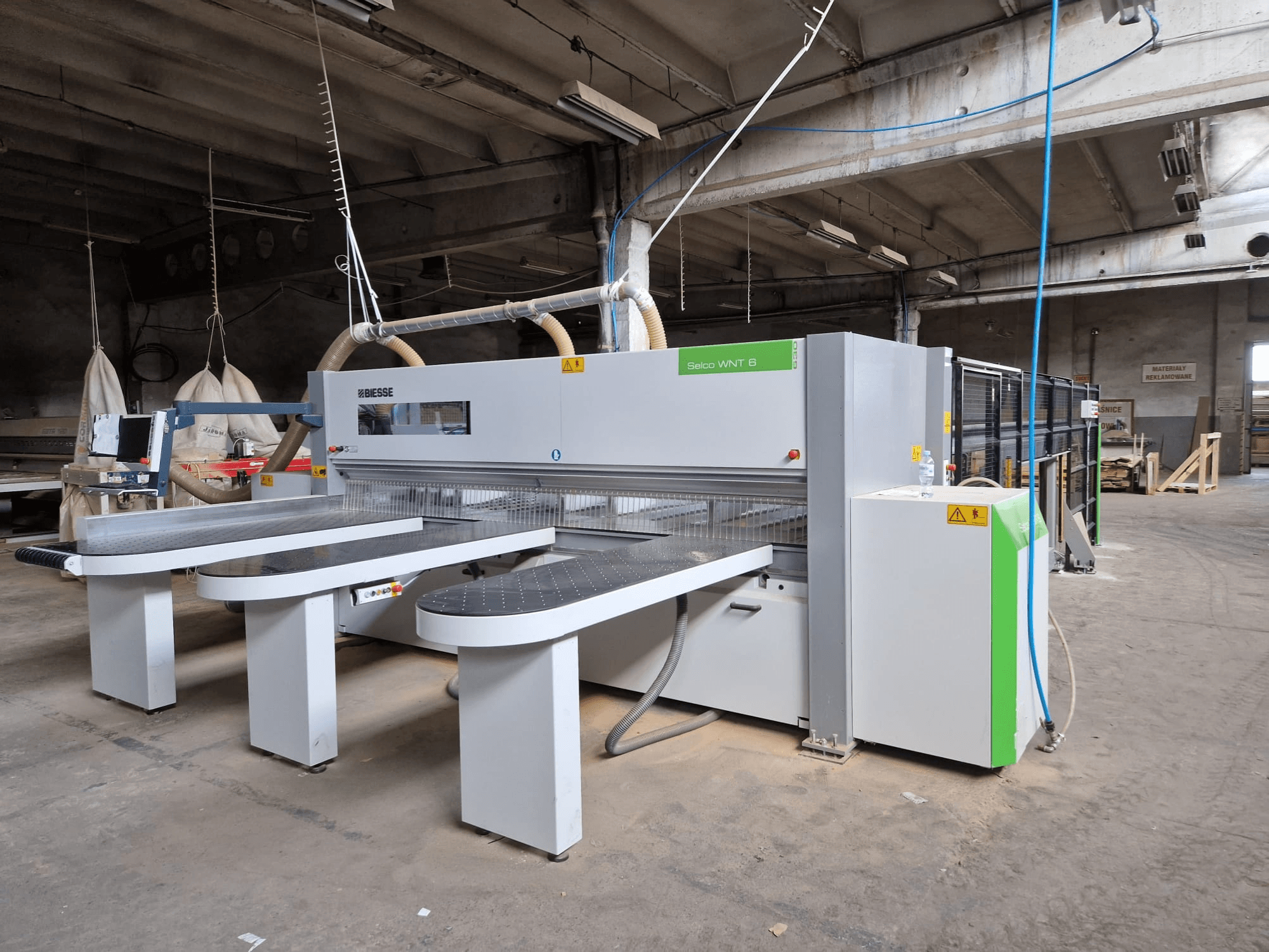 "Biesse Selco WNT 6" pjūklas gamykloje, priekinis vaizdas, kuriame matomi prijungti peiliai ir valdymo skydelis.