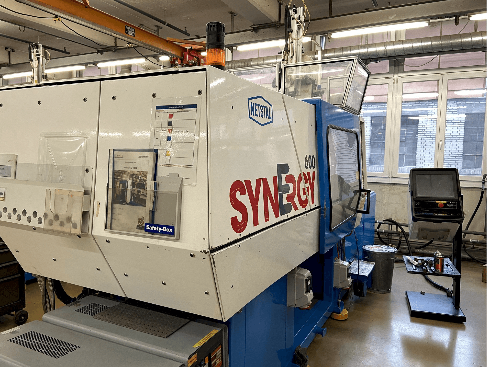 Netstal Synergy 600-60 Mašinos vaizdas iš priekio