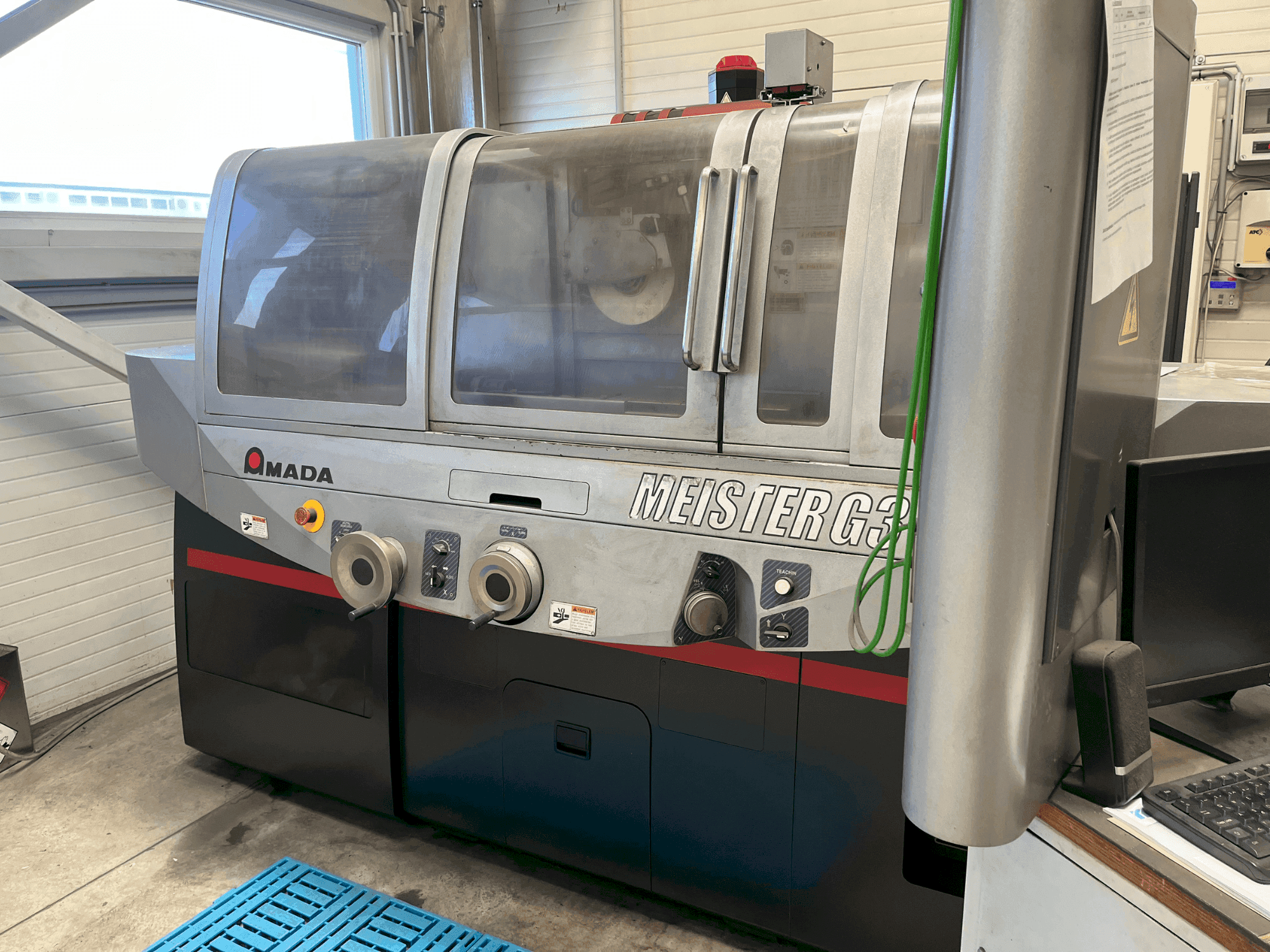 AMADA MEISTER G3 Mašinos vaizdas iš priekio