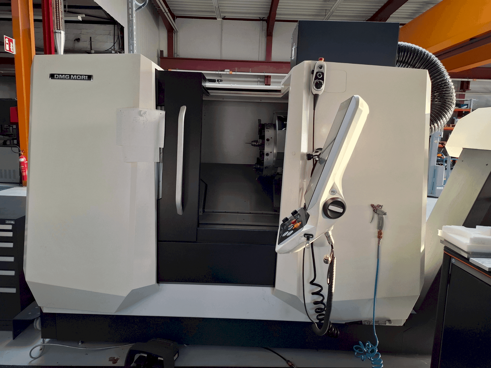 DMG MORI CLX 350 V3 Mašinos vaizdas iš priekio