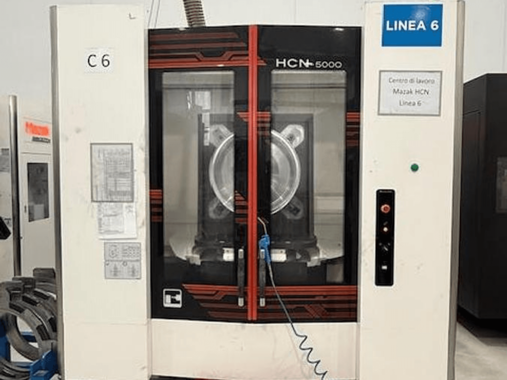 „Mazak HCN-5000“ horizontalus apdirbimo centras, vaizdas iš priekio, kuriame matomas valdymo pultas, didelė verpstės zona ir darbo erdvės detalės.