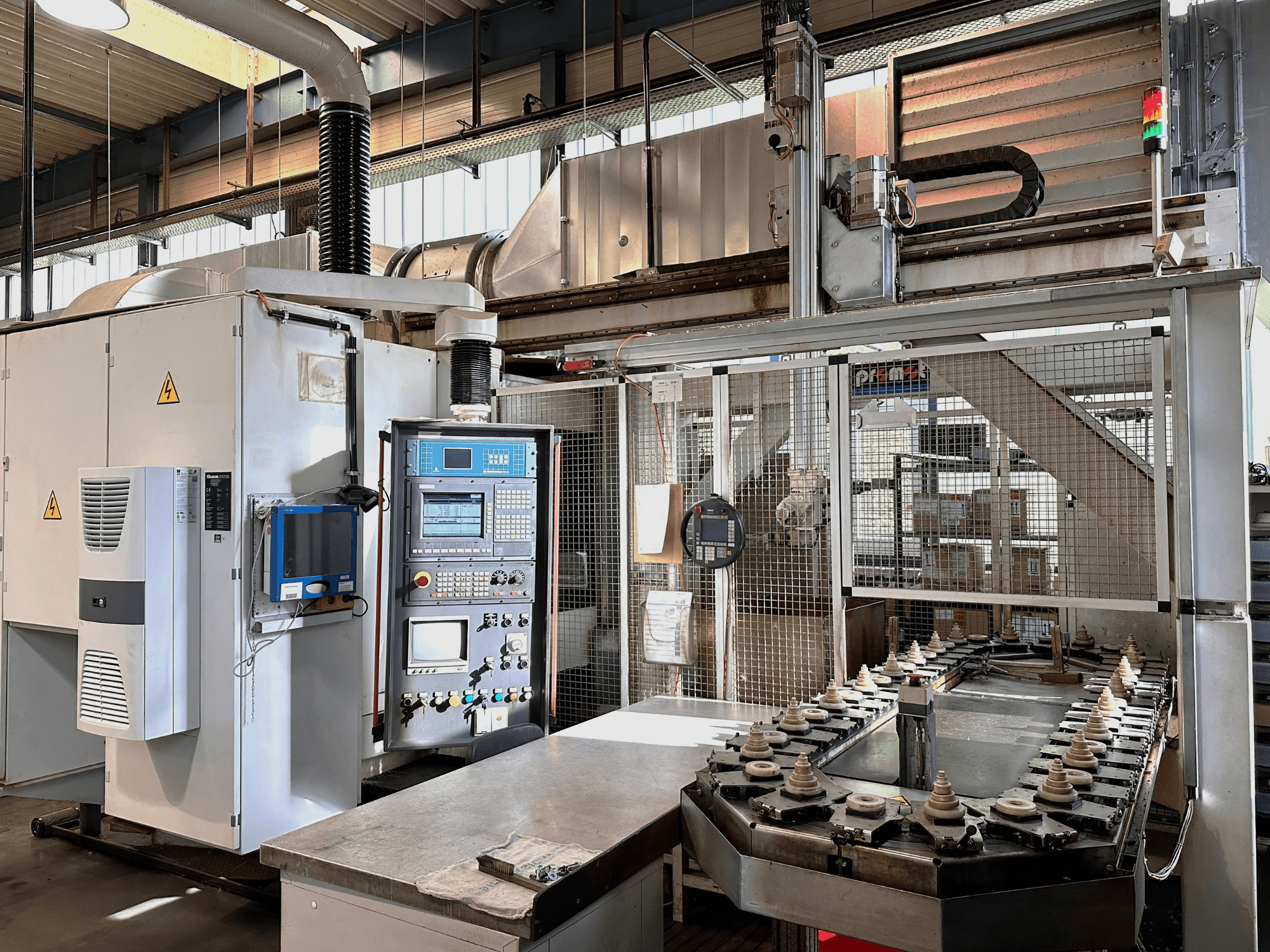 Pramoninės mašinos su valdymo pultu, aušinimo įrenginiu ir konvejeriu. Vaizdas iš priekio, ryškūs žibintai ir saugos ženklai.